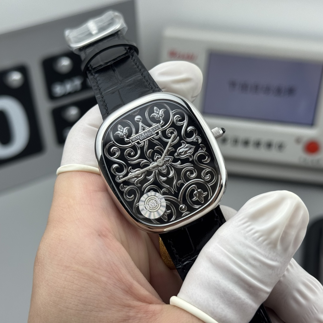 NO:552693,The OMF factory specially recommends the new product Patek Philippe's first Golden Ellipse series/51G-001 1/51G-001. It is an impressive watch. It shows Patek Philippe's professional technology and excellent craftsmanship in manufacturing high-end watches. It is a watch with great aesthetic value and is worthy of collection and appreciation. 2. The watch case is made of stainless steel to achieve the perfect unity of watch shape and elegance. This round-but-not-square shape is what we call a 'rounded rectangle'. The degree of roundness depends on the ratio of length to width and the size of the rounded arc. The width and length of the watch case adopt the ratio of the golden section, so the shape ratio is quite perfect. 3. The movement adopts an automatic winding ultra-thin movement, with a big heart, long power, stable travel time, and no after-sales worries. 4. Made of white gold, with a unique dial, the elegant design is reinterpreted with rare craftsmanship. Grooves are made on the 18K white gold dial, and Grand Feu black enamel is filled in them using the infill enamel process. Then the arabesque pattern is completely hand-carved in the protruding white area. The final result is a dial as exquisite as a work of art. This model is quite time-consuming and the OMF factory is dedicated to researching it in limited quantities. 5 The strap has a customized curved tail, exquisite workmanship, and delicate hemming, showing the style of a big-name brand. It is matched with the original custom-made oval pin buckle. The strap, buckle, and case echo the ingenuity of the work. It is a classic worth owning. Made by OMF factory, you can have a different style. Please appreciate it and play with it.,, patek philippe, gold19860909OMF厂特别推荐新品百达翡丽第一只Golden Ellipse系列/51G-001 1/51G-001 是一款令人印象深刻的手錶,她展現了百達翡麗在製造高級腕錶方面的專業技術和卓越工藝,是極具美學價值的手錶,值得收藏和欣賞. 2表壳采用精钢表壳实现了腕表造型与优雅风尚的完美统一,这种似圆非方的形状我们称之为'圆角矩形',圆润程度取决于长宽的比例和圆角弧度的大小.表壳宽度与长度采用了黄金分割的比例,因此形状比例颇为完美. 3机芯采用自动上链超薄机芯,大心脏,长动力,走时稳定,无售后忧虑. 4白金材質,搭配別出心裁的錶盤,以珍稀手工藝重釋典雅設計,在18K白金錶盤上製作凹槽,並使用內填琺瑯工藝在其中填充大明火黑色琺瑯.然後在凸出的白色區域內完全以手工雕刻出藤蔓花紋圖案.最終呈現猶如藝術品般精美的錶盤,此款字面比较费时OMF厂专心研究数量有限 5表带定制尾部弧形,做工精致,包边细腻,尽显大牌风范,搭配原厂定制椭圆形针扣.表带,表扣,表壳相呼应匠心之作 经典之作 值得拥有 OMF厂制作让你拥有不一样的风格 敬请广大表友鉴赏把玩.,,patek philippe,gold,Watch