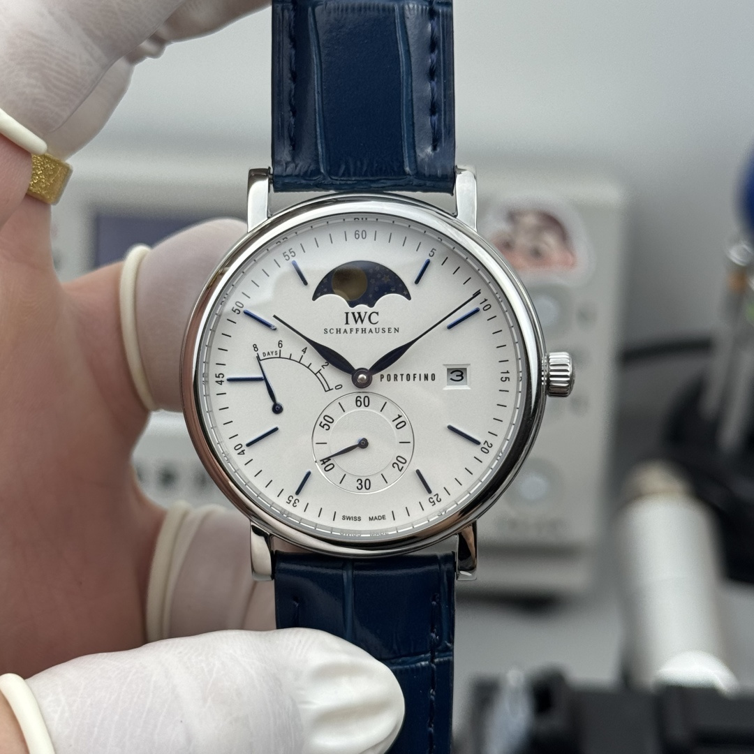 NO:340766,The most dazzling star of White Gold IWC, the IWC Kinetic Moon Phase Expert. The new Bertofino series IW510103 transparent bottom watch. [Case] ​​316L stainless steel case, polished and very round. The small second hand disc is located at 6 o'clock with a dial stop function, equipped with a solid bar scale and Roman numerals, add kinetic energy decoration at 9 o'clock, and PORTOFINO (Bertofino English) and an accurate distance calendar window at 3 o'clock, which is symmetrical with the arc kinetic energy decoration. We can notice that the calendar window of this watch is located at the edge of the dial, and the calendar font is the same as the original version. Willow leaf-shaped hands indicate hours and minutes respectively, and double-sided anti-reflective arched sapphire coated mirror [String] Italian Calfskin [Movement] Self-developed automatic winding mechanical movement, with stable movement and accurate movement.  IWC's most dazzling transparent watch. It is suitable for all kinds of business occasions, simple, refined and elegant!  Welcome all watch friends to taste it!  , iwc,cowhide19860909白 金 IWC旗下最耀眼的明星,万国长动能月相专家. 全新的柏涛菲诺系列IW510103透底腕表.【表壳】316L精钢表壳,打磨抛光非常圆润.小秒针盘位于6点钟位置附拨针停秒功能,配有实心条钉刻度和罗马数字,9点位增添动能装饰,3点位写有PORTOFINO（柏涛菲诺英文）和准确距离日历窗,与弧形的动能装饰对称.我们可以注意到,这只手表的日历窗位于表盘最边缘,而且日历字体同原版一致.柳叶形指针分别指示小时和分钟,双面防反光拱形蓝宝石镀膜镜面【表带】意大利小牛皮【机芯】自主研制自动上链机械机芯,机芯稳定,走时准. IWC旗下最耀眼的透底腕表.适合各种商务场合,简敛精致不失优雅！欢迎各路表友品鉴！,,iwc,cowhide,Watch