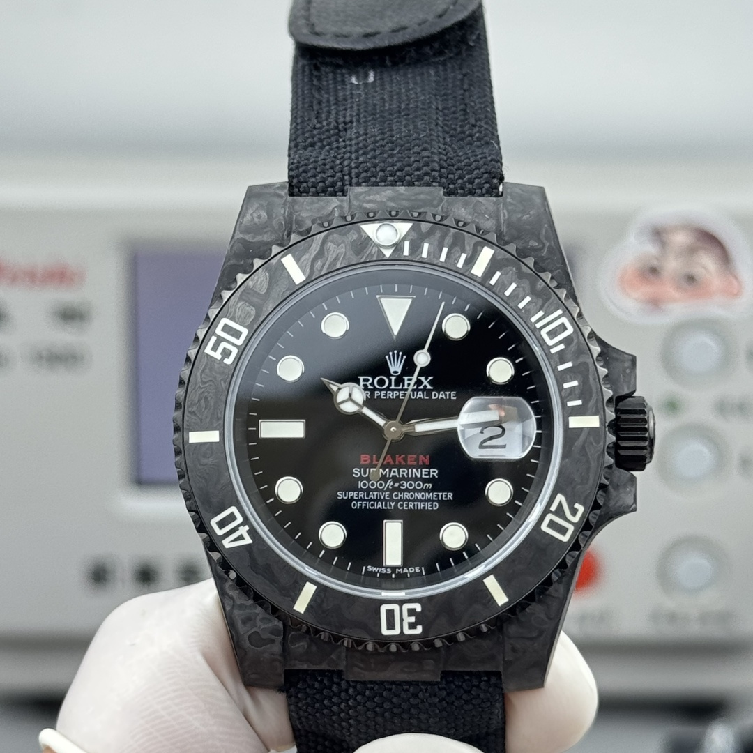 NO:641243,PPM modified carbon fiber water ghost!  A little change, injecting new soul, built-in original integrated movement!  In the long river of time, every watch carries a unique story and memory. However, when classic design meets modern creativity, when traditional craftsmanship meets the pursuit of individuality, a wonderful revolution in watch modification begins.  Watch modification is by no means a simple replacement of parts or modification of appearance, but an in-depth exploration and reinterpretation of the art of watchmaking. It is the perfect fusion of tradition and innovation, and the passionate collision of mechanical craftsmanship and fashion aesthetics. Every modification is like giving a new life to the watch, allowing it to bloom with unique brilliance as the years go by.  Our team of modification masters is composed of a group of professionals who are passionate and dedicated to the art of watches. They are proficient in every detail of the watchmaking process, from the fine adjustment of the movement to the careful design of the dial, from the material selection of the strap to the personalized customization of the bezel. They have devoted their efforts and wisdom to everything. With their superb skills and rich experience, they can turn your dream watch into reality and create a timepiece of art that is exclusive to you.  The modified watch not only has a new look in appearance, but also achieves a qualitative leap in performance and function. We use top watchmaking materials, such as luxurious carbon fiber, bright gemstones, etc., to give the watch excellent texture and durability. At the same time, through the optimization and upgrading of the movement, the accuracy and stability of the watch are improved, allowing you to enjoy the fashionable charm while also feeling the ultimate essence of watchmaking craftsmanship.  Whether it is a classic replica that pursues retro charm, or a fashion innovation that showcases modern technology; whether it is a unique customization that highlights your personal taste, or a cross-border design that incorporates multicultural elements, we can meet your every need and expectation for watch modifications. Let your watch no longer be a cookie-cutter timekeeping tool, but a fashion accessory that highlights your unique style and personality, and a focus piece that you can confidently wear on any occasion.  In this ever-changing era, let us embark on an extraordinary journey of watch modification together, reshape time with creativity and enthusiasm, and make every passing second a wonderful bloom of personality and taste.,19860909PPM改装 炭纤维水鬼！一点小改动 注入新灵魂 内置原装一体机芯！ 在时光的长河中,每一块手表都承载着独特的故事与记忆.然而,当经典的设计遇上现代的创意,当传统的工艺邂逅个性的追求,一场关于手表改装的奇妙变革就此拉开帷幕. 手表改装,绝非简单的零件替换或外观修饰,而是一场对制表艺术的深度探索与重新演绎.它是传统与创新的完美融合,是机械工艺与时尚美学的激情碰撞.每一次改装,都如同赋予了手表新的生命,让它在岁月的流转中绽放出独一无二的光彩. 我们的改装大师团队,由一群对手表艺术充满热忱与执着的专业人士组成.他们精通制表工艺的每一个细节,从机芯的精细调校到表盘的精心设计,从表带的材质选择到表圈的个性定制,无一不倾注着他们的心血与智慧.凭借着精湛的技艺和丰富的经验,他们能够将您心中的梦想手表变为现实,打造出专属于您的时间艺术品. 改装后的手表,不仅在外观上焕然一新,更在性能与功能上实现了质的飞跃.我们选用顶级的制表材料,如奢华的碳纤维、璀璨的宝石等,为手表赋予了卓越的质感与耐久性.同时,通过对机芯的优化升级,提升了手表的精准度与稳定性,让您在享受时尚魅力的同时,也能感受到制表工艺的极致精髓. 无论是追求复古韵味的经典复刻,还是展现现代科技感的时尚创新；无论是彰显个性品味的独特定制,还是融合多元文化元素的跨界设计,我们都能满足您对手表改装的每一个需求与期待.让您的手表不再是千篇一律的计时工具,而是成为彰显您独特风格与个性魅力的时尚配饰,是您在任何场合都能自信佩戴的焦点之作. 在这个瞬息万变的时代,让我们一同踏上手表改装的非凡之旅,用创意与热情重塑时光,让每一秒的流逝都成为个性与品味的精彩绽放.,,Watch