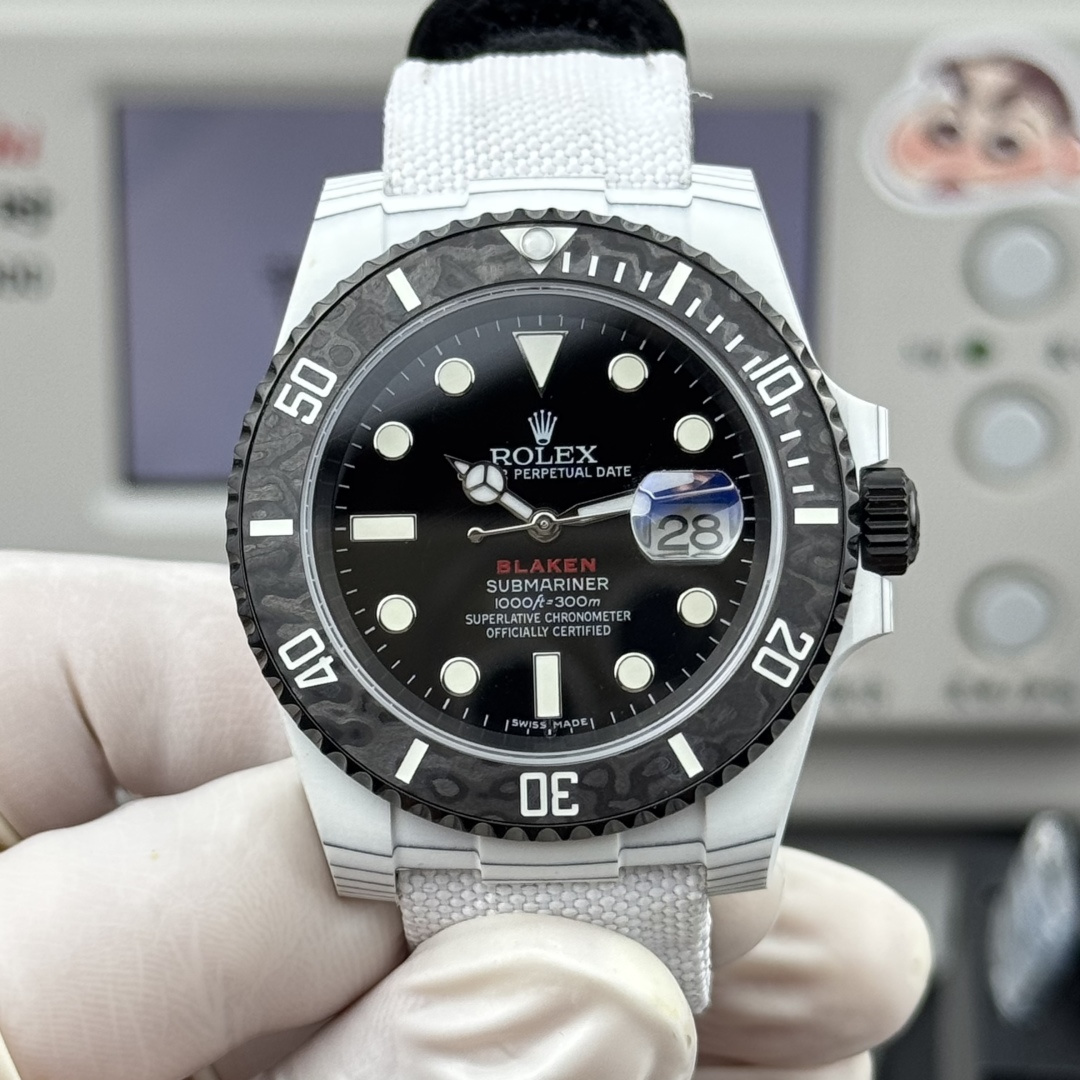NO:386503,PPM modification Rolex ROLEX LB2 charcoal fiber water ghost!  A little change, injected with new soul, built-in original integrated movement!  In the long river of time, every watch carries a unique story and memory. However, when classic design meets modern creativity, when traditional craftsmanship meets the pursuit of personality, a wonderful transformation about watch modification begins. Watch modification is by no means a simple part replacement or appearance modification, but a deep exploration and reinterpretation of watchmaking art. It is a perfect fusion of tradition and innovation, and a passionate collision between mechanical craftsmanship and fashion aesthetics. Every modification is like giving the watch a new life, allowing it to bloom with a unique brilliance in the passage of time.  Our team of modification masters is composed of a group of professionals who are passionate and persistent about watch art. They are proficient in every detail of watchmaking technology, from the fine adjustment of the movement to the careful design of the dial, from the material selection of the watch strap to the personal customization of the bezel, they all devote their efforts and wisdom. With their superb skills and rich experience, they can turn the watches in your heart into reality and create a time-specific artwork that belongs to you. The modified watches not only look new in appearance, but also achieve a qualitative leap in performance and function. We use top-level watchmaking materials, such as luxury carbon fiber, brilliant gems, etc., to give the watch excellent texture and durability. At the same time, through the optimization and upgrading of the movement, the accuracy and stability of the watch are improved, so that you can also feel the ultimate essence of watchmaking craftsmanship while enjoying the charm of fashion.  Whether it is pursuing classic reproduction with retro charm or fashion innovation that shows the sense of modern technology; whether it is unique customization that highlights personal taste, or cross-border design that integrates multicultural elements, we can meet every need and expectation of watch modification. Let your watch no longer be a monotonous timer tool, but a fashionable accessory that highlights your unique style and personal charm, and is the focus of your confidence in wearing it in any occasion. In this ever-changing era, let us embark on an extraordinary journey of watch modification, reshape time with creativity and enthusiasm, and let every second pass become a wonderful bloom of personality and taste. S1 exquisitely recommended men's mechanical watch, rolex19860909PPM改装 劳力士 ROLEX LB2 炭纤维水鬼！一点小改动 注入新灵魂 内置原装一体机芯！ 在时光的长河中,每一块手表都承载着独特的故事与记忆.然而,当经典的设计遇上现代的创意,当传统的工艺邂逅个性的追求,一场关于手表改装的奇妙变革就此拉开帷幕. 手表改装,绝非简单的零件替换或外观修饰,而是一场对制表艺术的深度探索与重新演绎.它是传统与创新的完美融合,是机械工艺与时尚美学的激情碰撞.每一次改装,都如同赋予了手表新的生命,让它在岁月的流转中绽放出独一无二的光彩. 我们的改装大师团队,由一群对手表艺术充满热忱与执着的专业人士组成.他们精通制表工艺的每一个细节,从机芯的精细调校到表盘的精心设计,从表带的材质选择到表圈的个性定制,无一不倾注着他们的心血与智慧.凭借着精湛的技艺和丰富的经验,他们能够将您心中的梦想手表变为现实,打造出专属于您的时间艺术品. 改装后的手表,不仅在外观上焕然一新,更在性能与功能上实现了质的飞跃.我们选用顶级的制表材料,如奢华的碳纤维、璀璨的宝石等,为手表赋予了卓越的质感与耐久性.同时,通过对机芯的优化升级,提升了手表的精准度与稳定性,让您在享受时尚魅力的同时,也能感受到制表工艺的极致精髓. 无论是追求复古韵味的经典复刻,还是展现现代科技感的时尚创新；无论是彰显个性品味的独特定制,还是融合多元文化元素的跨界设计,我们都能满足您对手表改装的每一个需求与期待.让您的手表不再是千篇一律的计时工具,而是成为彰显您独特风格与个性魅力的时尚配饰,是您在任何场合都能自信佩戴的焦点之作. 在这个瞬息万变的时代,让我们一同踏上手表改装的非凡之旅,用创意与热情重塑时光,让每一秒的流逝都成为个性与品味的精彩绽放.S1精致推荐男士机械腕表,,rolex,Watch