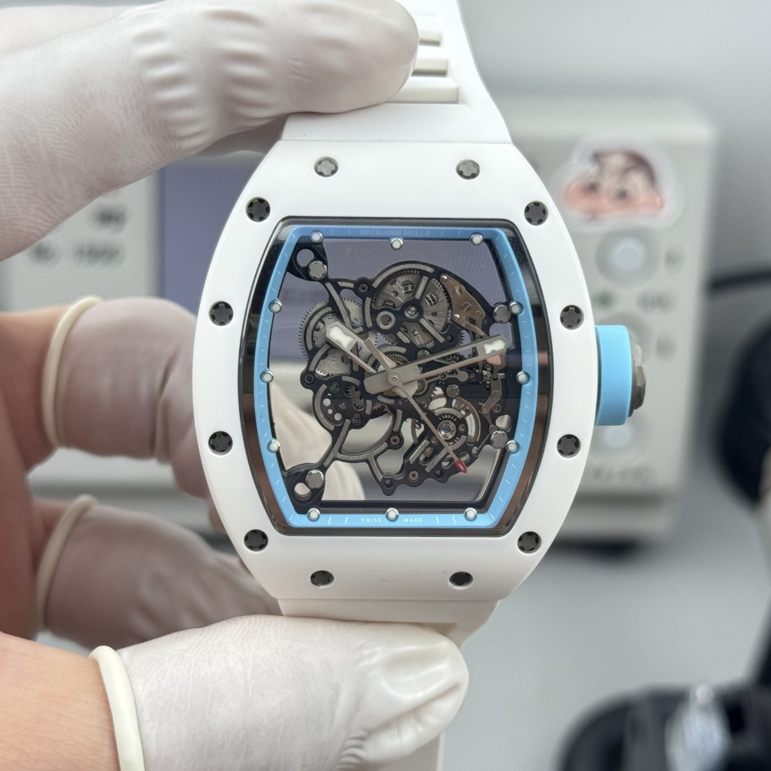 NO:944394,『New Factory-NEW Factory』RM's latest upgrade V5 upgraded integrated movement version original integrated double barrel integrated movement, more stable quality. The movement gems are not rhinestones and are not glued. It can withstand the test pen. The 'heart' imported white gemstones are hand-set in one piece.  1. The case is made of a white ceramic case that is consistent with the original version. The case lead details have been reduced to be exactly the same as the original. The bottom cover has been reduced to a small visible light position, only protruding from the glass visible position. The details are also one of the most accurate versions at present. A few upgrades have been made to make it more like the original genuine product. 2. The movement is re-developed with the original RMUL2 integrated movement, and the double barrel movement balance wheel can be clearly seen moving. Say goodbye to fake plywood movements.  3. The diameter of the watch is the same as the original version, 49.90X42.70 mm, and the thickness is 13.5MM. 4. The watch mirror is made of sapphire crystal with double anti-glare effect. 5. The watch strap is made of natural rubber strap. 6. The buckle is the latest version of the original folding buckle.  Richard Mille not only has exquisite watchmaking skills and is loyal to the spirit of traditional watches, but also advocates breaking through the existing rules and regulations, exploring new heights in watchmaking technology, and integrating new elements of the new century into traditional craftsmanship. Comfortable, shock-resistant, durable, accurate and lightweight watches have become the first-class phenomenal brand in the watch industry. This Richard Mille RM is worthy of your own ~ 'NEW Factory' achieves new breakthroughs and treats watch lovers with 'heart'!  ,19860909『新厂-NEW Factory』RM最新升级V5 升级一体机芯版本原装一体双发条盒一体机芯,品质更加稳定机芯宝石非水钻也不是用胶水粘的经得住测试笔 “心”进口白色宝石手工镶一体的 1表壳采用与原版一致白色陶瓷表壳,表壳导角细节改小与正品完全一致、底盖改小见光位,只凸出玻璃见光位、细节也是目前最对版本之一,升级几下几个细节,更像原装正品. 2机芯重新开发原装RMUL2一体机芯,双发条盒机芯摆轮清晰可见会动.告别一眼假的夹板机芯. 3表径尺寸与原版一致49.90X42.70毫米,厚度为13.5MM. 4表镜材质蓝宝石水晶镜面双防眩效果. 5表带材质天然橡胶表带. 6表扣原装最新版本折叠扣. 理查德米尔不仅制表工艺精湛,忠于传统腕表精神,更主张突破现有的条条框框,探索制表工艺的新高度,将新世纪的新元素融入传统制工艺之中,舒适、抗震、耐用、精准又轻盈的腕表成为手表业界的‘一级现象级品牌.此款理查德米勒RM值得你拥有～ 『新厂-NEW Factory』实现新突破,用“心”对待腕表爱好者！,,Watch