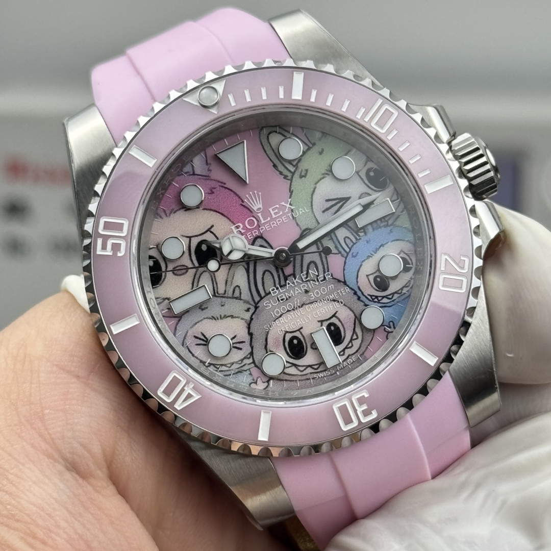NO:386430,Produced by CLEAN, Rolex & Labubu Rolex Black co-branded 'Labubu' limited edition literal use multi-color oil color surface plus enamel to make the literal brighter Rolex ROLEX - pink water ghost, 40mm equipped with one-to-one super Shanghai integrated movement, the whole watch 904L stainless steel / matched with a steel belt in the factory, the only pointer luminous/word nail luminous can be achieved to the same color Second hand needle shaft pot lid solid central shaft, because they are all processed by third-party factories + self-purchased Swiss c1+c3 luminous powder, ip platinum electroplating 6: Ceramic green circle adopts clean green circle v4 version The color is infinitely close to the original clean ceramic accessories No need to elaborate high quality symbol / beware of false clean circles Pay attention to the distinction Temperature like jade luminous beads Immortal white Use clean ceramic ring + luminous beads perfectly replicated  Completely solve most of the pain points of water ghosts in the world, and are born for the ultimate. Exquisite recommendations for men's mechanical watches, rolex19860909CLEAN出品,Rolex&Labubu 劳力士Black联名款“拉布布”限量发行 字面采用多色油彩表面加上搪瓷使字面更加光亮 劳力士 ROLEX -粉色水鬼,40mm搭载一比一超级上海一体机芯,整表904L精钢 /搭配ar厂钢带,唯一做到指针夜光/字钉夜光 做到同色 秒针针轴锅盖实心中轴,因为都是第三方工厂加工+自购瑞士 c1+c3夜光粉 ,字钉ip白金电镀 6:陶瓷绿圈采用clean绿圈v4版本 颜色无限接近原装 clean陶瓷类配件 无需赘述 高品质象征 /谨防假clean圈 注意区分 温润如玉夜光珠 不死白 采用clean陶瓷圈+夜光珠完美复刻 彻底解决世面上的大部分水鬼痛点,只为极致而生 精致推荐男士机械腕表,,rolex,Watch