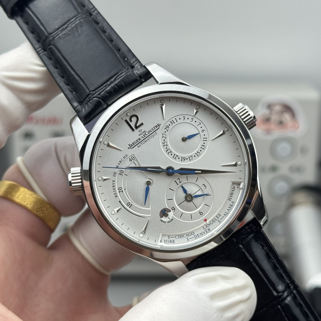 NO:340739,Produced by White Gold TWA Factory V2 upgraded version [the highest version in the market] JL Jaeger-LeCoultre All the big names call it a big ugly. In fact, it gives you a very high praise. On taste and appearance, it plays an important role in the watch industry. No matter how you wear it, you will have a long face. Various tastes are displayed. Master Geographician Master Series Q1428421 Replica version is newly upgraded. Multi-function watch. Upgraded Cal.939A movement. The polishing effect is closer to the original. Upgraded axle. Automatic pyropod is rose gold edge. The literal pattern is clear. Function date display. Dual time zone. Power reserve display. 316L stainless steel. Diameter 42mm. Original folding buckle!  TWA Factory's ingenious work is worthy of your possession!  ,jaeger-lecoultre19860909白 金 TWA Factory出品 V2升级版【市场最高版本】JL积家 各路大咖都叫它大丑 其实赋予的是极高赞美 论品味与外观 在钟表界有着举足轻重的地位 戴出去怎么都是长脸 各种彰显品味 Master 地理学家大师系列 Q1428421 复刻版全新升级 多功能腕表 升级Cal.939A机芯 打磨效果更近原装 升级轴 自动陀为玫金边 字面纹路清晰 功能日期显示 双时区 动力储备显示 316L精钢 直径42mm 原装折叠扣！TWA Factory匠心之作 值得你拥有！,,jaeger-lecoultre,Watch