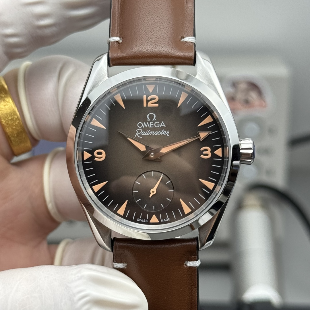 NO:553304,Produced by TW Two-hand Two-and-a-half-hand TW Factory Omega OMEGA PN1 three-hand Railmaster watch uses the same 38 mm stainless steel case as the Seamaster Aqua Terra, with a thickness of 12.36 mm, and two versions of large three-hand and small three-hand. 1 The 'two-hand' size of the Omega Railmaster is 38 mm, and it is loaded with 2824 to 8806 eight-claw black balance wheel movement. 2  The small seconds model of the Omega Seamaster Railmaster 'Two and a Half Hands' watch has a diameter of 38mm and is equipped with the 2824 to 8804 eight-claw black balance wheel movement. The dial has a gradient transition in the center and a matte paint effect. It uses retro digital time scales at three, six and nine o'clock, with the iconic triangular arrow-shaped hands, and the scales and hands have a luminous effect.   Equipped with the Omega Co-Axial Master Chronometer 8804 (small seconds) or 8806 (central seconds) movement, which provides a power reserve of 60 hours or 55 hours respectively. Omega 'Iron Master', size is 38 mm. The best luxury recommendation for gifts, please look for TW's exclusive quality, omega19860909TW 出品 两针 两针半 TW Factory 欧米茄 OMEGA PN1 三针 Railmaster 铁霸腕表采用了与海马系列 Aqua Terra 相同的 38 毫米精钢表壳,厚度为 12.36 毫米,分别大三针与小三针两个版本 1欧米茄铁霸 “两针”尺寸为38毫米,装载2824改8806八爪黑摆轮机芯. 2 欧米茄海马铁霸“两针半”腕表小秒针款.38mm直径,装载2824改8804八爪黑摆轮机芯. 表盘为中心渐变过渡,哑光漆面效果,在三、六、九点位采用复古数字时标,搭配标志性的三角箭形指针,且刻度与指针均具备夜光效果. 搭载欧米茄同轴至臻天文台 8804（小秒针）或 8806（中央秒针）机芯,分别提供 60 小时或 55 小时的动力储备 欧米茄“铁霸”,尺寸为38毫米送礼最佳奢华推荐请认准TW独家品质,,omega,Watch