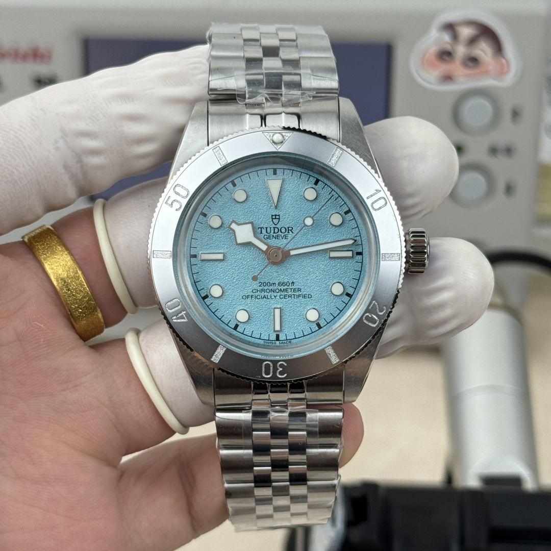 NO:741990,3T new product, the most beautiful watch. The collision of Tudor extreme blue and ice blue platinum ring makes it more luxurious. Tiffany literally is the most popular color of Tudor 54 model. 'Ice blue Tiffany' has been a hot trend in the past two years. It is more beautiful when paired with a five-bead steel belt and Tudor T-fit quick-adjust buckle. 1. The new Biwan is equipped with a domed sapphire mirror, which gives a more retro feel.  2. The watch case is made of stainless steel, which has been finely polished and frosted to give it a unique texture and gloss. Like the Rolex Submariner, the case is 41 mm in size, which also follows the diameter of the 'original' Biwan. It is suitable for daily wear and can show the grandeur and sophistication of the watch. 3. Equipped with a Swiss imported movement, accurate and stable!  ,,tiffany,rolex198609093T新品 最美腕表 帝舵极境蓝,冰蓝铂金圈的碰撞显得更加奢华蒂芙尼字面更是帝舵54表款最热门的配色 “冰蓝 蒂芙尼” 都是近两年的热门潮流搭配五珠钢带帝舵T-fit快调表扣更显美观. 1.新款碧湾搭配的是圆拱形蓝宝石表镜,更显复古感. 2.腕表采用不锈钢材质打造表壳,经过精细的磨光与磨砂处理,呈现出独特的质感和光泽度.同劳力士水鬼一样,表壳采用41毫米尺寸,也是沿袭了“原版”碧湾的直径,既适合日常佩戴,又能展现出腕表的大气与精致. 3.搭配瑞士进口机芯 精准并稳定！,,tiffany,rolex,Watch