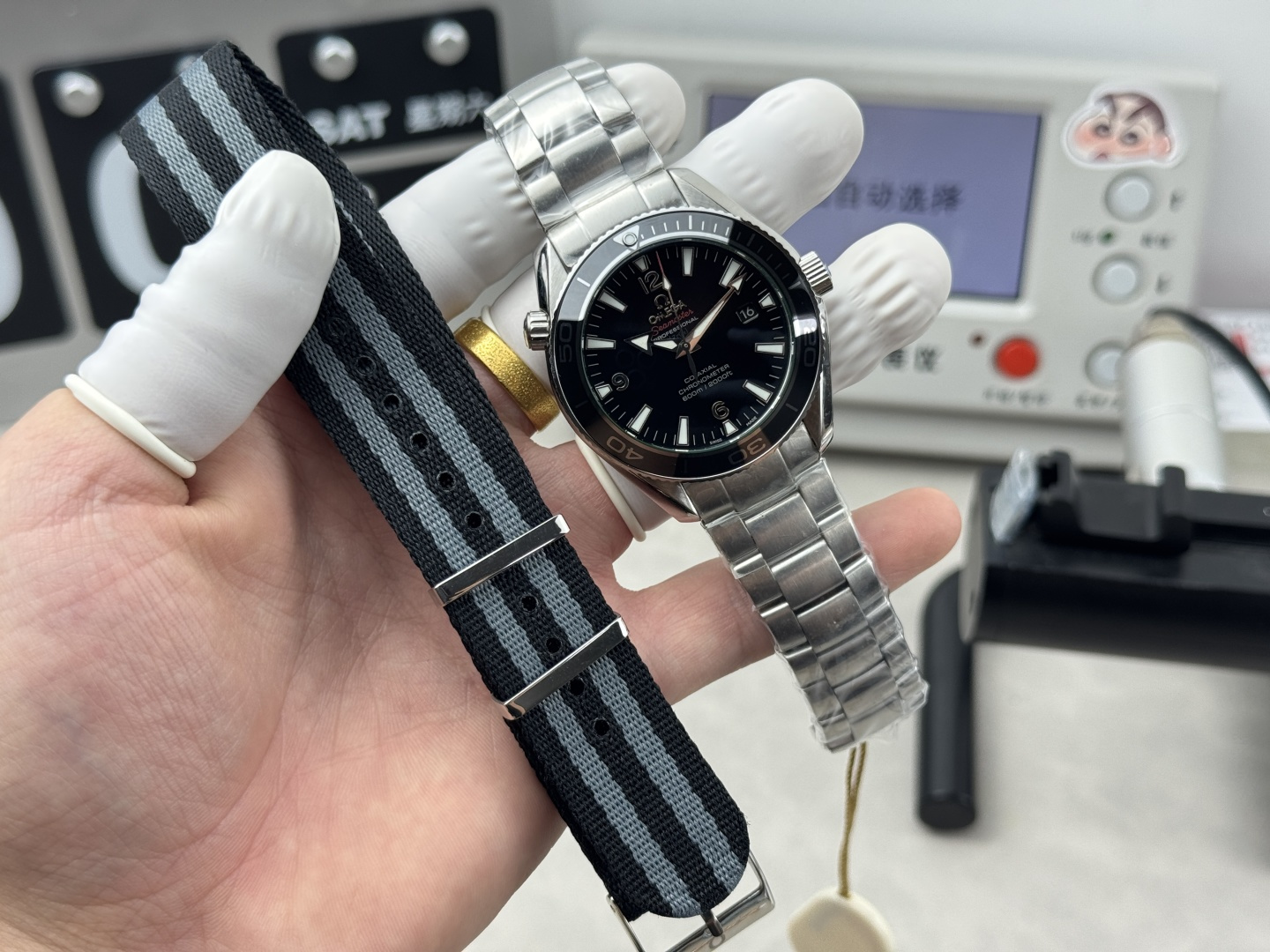 NO:586476,Produced by TWO Factory Omega N9 Seamaster Series Limited Edition / Size 43.5MM / Equipped with 2824 movement consistent with the original product / A piece of cloth strap will be given when you place an order. Luxurious and exquisite recommended men's mechanical watch. The best luxury recommendation for gifts, please look for TWO's exclusive quality, omega19860909TWO 出品 TWO Factory 欧米茄 OMEGA N9 海马米系列限量款 /尺寸43.5MM/搭载2824机芯与正品一致/下单即送布带一条.奢华精致推荐男士机械腕表 送礼最佳奢华推荐请认准TWO独家品质,,omega,Watch