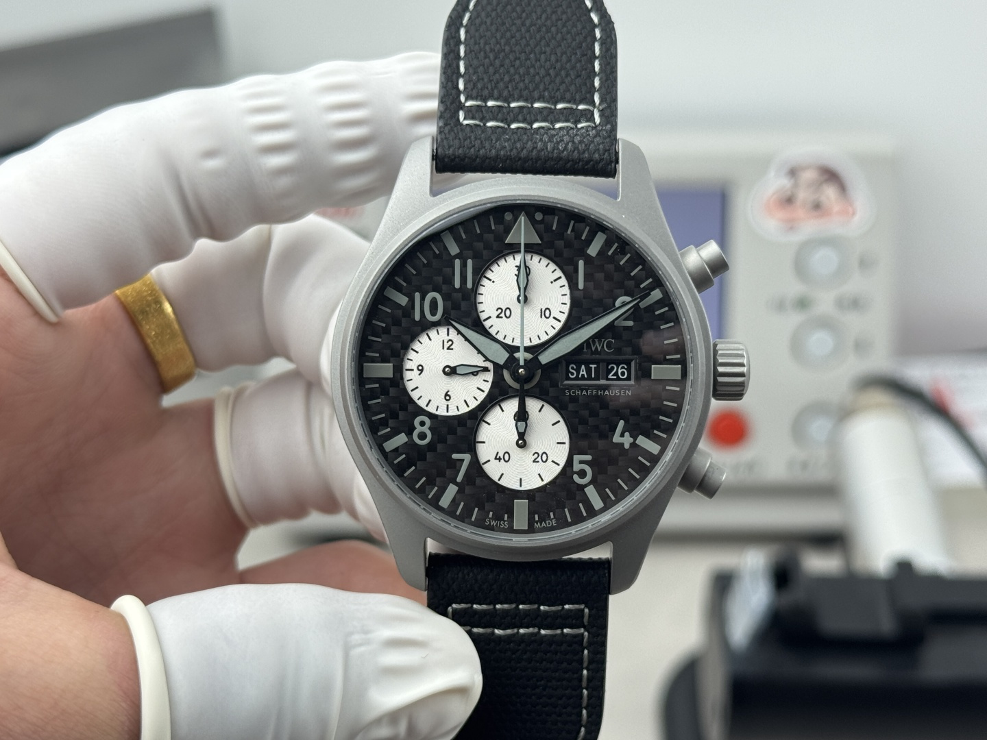 NO:586133,TWS Factory [Watch Home Watch Culture] It is often said that cars and watches are inseparable from each other.  , The cooperation between cars and watches is already the most popular choice in the field of watches today. IWC Schaffhausen and Mercedes-AMG are representatives of the field of advanced watchmaking and high-performance automobiles. IWC and AMG are linked by high performance and jointly pursue the ultimate in their respective fields. At the same time, they focus on the selection of high-tech materials, world-class engineering technology and perfect craftsmanship. IWC and Mercedes-AMG held a joint new product launch conference at the International Circuit.  And announced the official launch of cooperation in China. The new IWC Pilot's Watch Chronograph 'AMG' special edition debuted in China for the first time. The most attractive thing about this watch at first glance is its carbon fiber disk design, which has a very racing feel. The matte gray appearance of the watch and AMG's iconic silver paint finish, plus carbon fiber parts, are indeed similar. This new pilot has a diameter of 43mm and is equipped with Dandong 77504 modified 69385 movement TWS Factory  It must be a high-quality product, you are welcome to taste it, iwc19860909TWS Factory [腕表之家 钟表文化]常说到车表不分家 ,汽车与腕表的合作,在现如今的腕表领域中,已经是最热门的合作选择了,沙夫豪森IWC万国表与梅赛德斯-AMG,他俩也正是高级制表领域以及高性能汽车领域携手合作的代表,万国与AMG以高性能为连结,共同追求各自领域的极致,同时注重高科技材料选用,世界一流工程技术加上完美工艺,IWC万国表携手梅赛德斯-AMG于国际赛车场举办了联合新品发布会 并宣布正式启动在华合作 全新IWC万国飞行员计时腕表“AMG”特别版首次于国内亮相 这款腕表第一眼最吸引的地方就是它的碳纤维盘面设计,非常有赛车感.表款的哑光灰色外观与AMG标志性的银车漆饰面,加上碳纤维件,确实有种异曲同工之妙,此款全新飞行员直径为43mm,搭载丹东77504改69385机芯 TWS Factory 必属精品,欢迎各位表友品鉴,,iwc,Watch