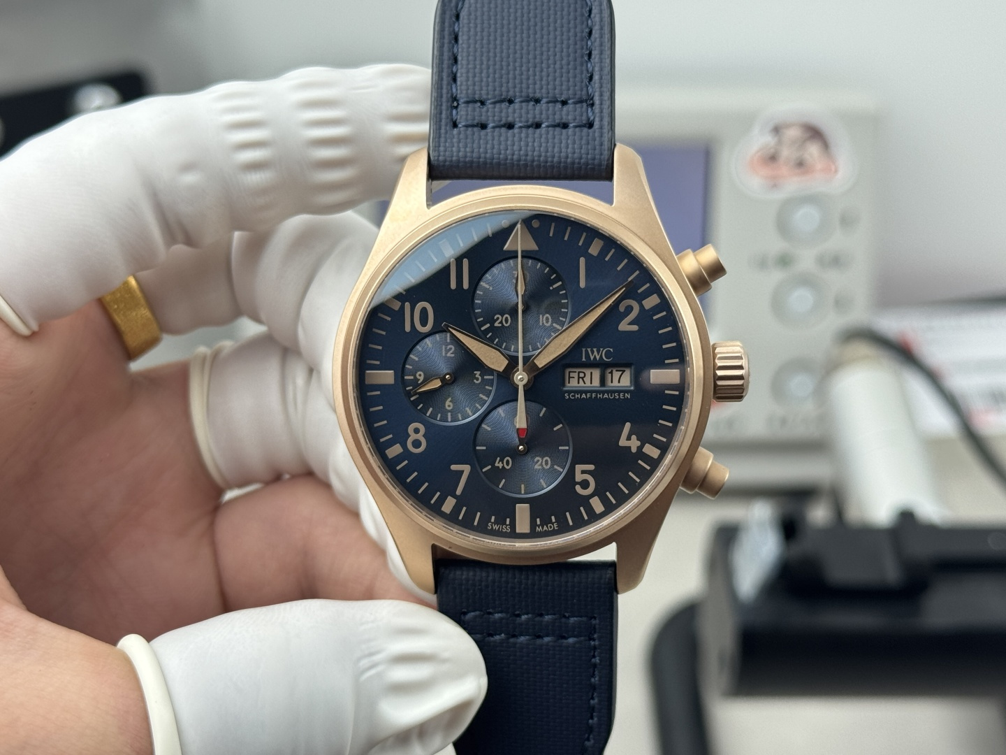 NO:586132,TWS Factory's new IWC Bronze Gold Chronograph Spitfire IW387907. In May, IWC Schaffhausen and IWC joined hands with the 'MR PORTER 10th Anniversary' special edition, a limited edition to commemorate the 10th anniversary of the well-known fashion e-commerce brand. The watch has a unique color scheme, combining a bronze gold case with black, blue, and green  The dial and soft Alcantara strap are very military style, while giving people a more casual look. The golden Arabic numerals and the warm bronze gold case perfectly complement each other, and are in sharp contrast with the fluorescent inlays on the hands. The diameter of the watch is 43 mm, and the built-in movement is robust, reliable and accurate. In addition, the movement can provide a 72-hour power reserve!  ,,iwc19860909TWS Factory 新款万国青铜金计时喷火战机IW387907,5月份沙夫豪森IWC万国携手“MR PORTER 10周年”特别版,限量发行以纪念这家知名时尚电商品牌成立10周年,该腕表独一无二的配色方案,结合青铜金表壳与黑色 蓝色 绿色 表盘及柔软的Alcantara表带,极具军事风范,同时给人以更加休闲的观感,金色阿拉伯数字和暖色青铜金表壳完美互补,并与指针上的荧光嵌饰形成鲜明对比,腕表直径43毫米,内置机芯,稳健,可靠与精准,另外,机芯可提供72小时动力储存！,,iwc,Watch
