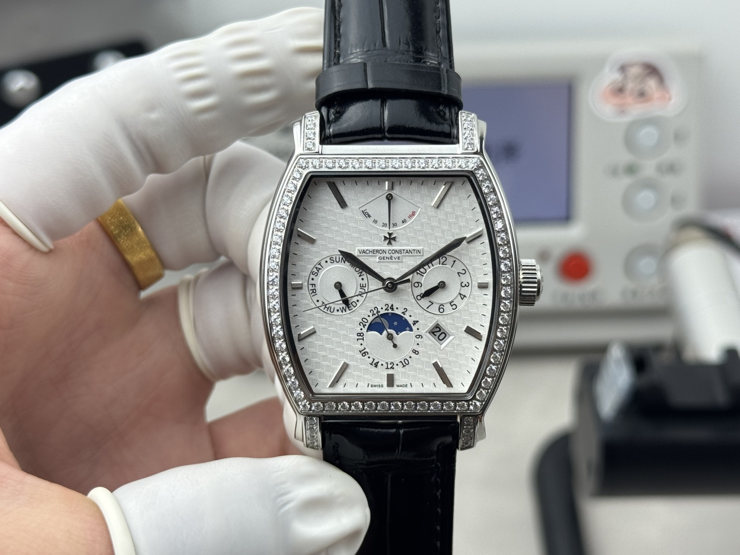 NO:586064,Vacheron Constantin Maltese series barrel watch, a new complex sun, moon and stars multi-function watch, which brings together the month, day, date and kinetic energy display in one original version 11.  As one of the most representative products of Jiangshi, the charm of the Malta series is that its four lugs have a unique design style, equipped with imported movements, (zero repair) sapphire mirror, 316 stainless steel, Italian calfskin, original double snaps, vacheron, cowhide19860909江诗丹顿 马尔他系列酒桶腕表 全新复杂日月星辰多功能腕表 汇集月份 星期 日期 动能显示于一身 原版11．马尔他系列作为江诗最具代表性的产品之一,其魅力是它的四个表耳有独特的设计风格 搭配进口机芯,（零返修）蓝宝石镜面,316精钢,意大利小牛皮,原装双按扣,,vacheron,cowhide,Watch