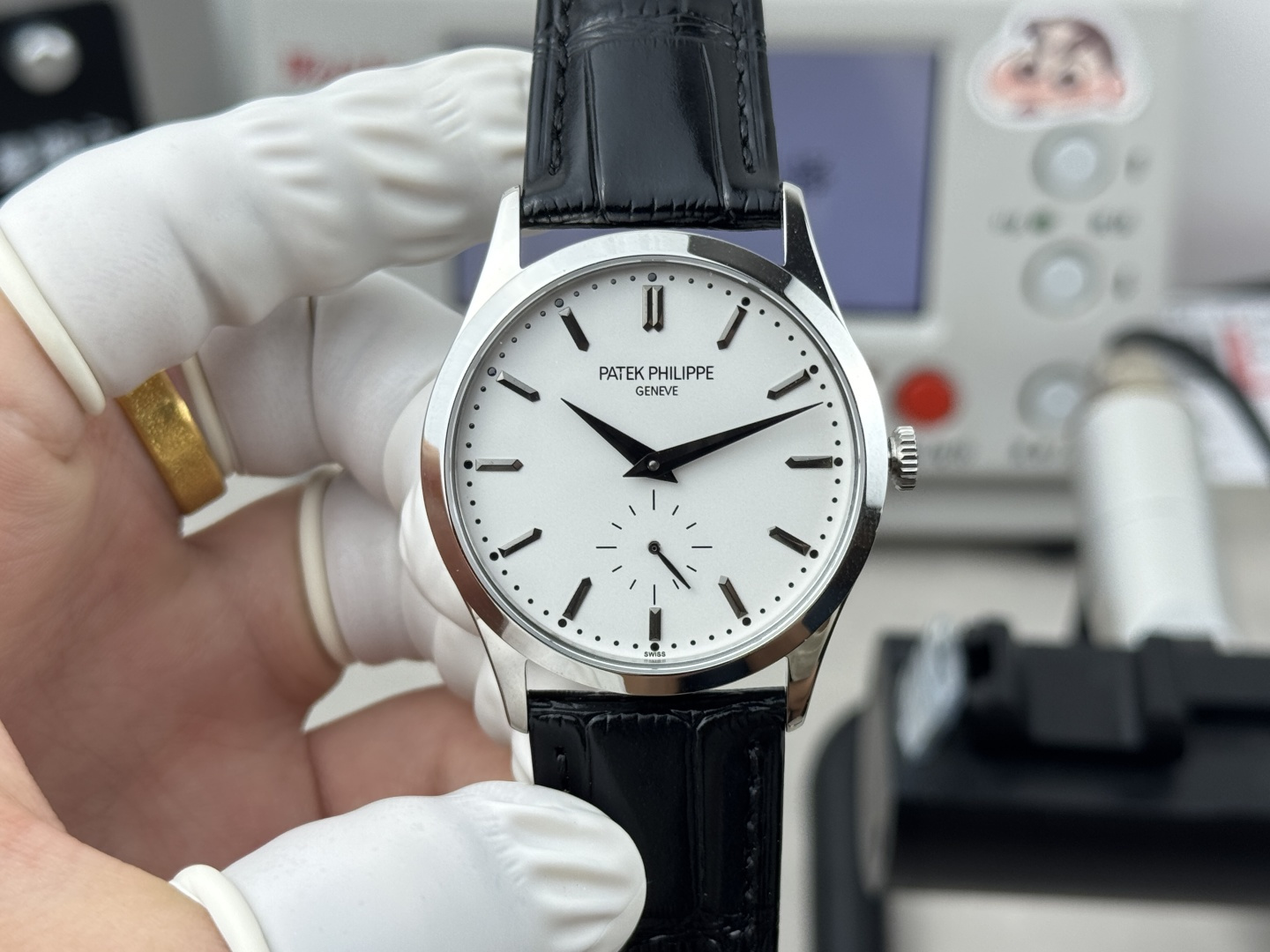 NO:574086,Pattern diamond classic reappears, new product Patek Philippe, classic watch series 5123R-001, Patek PP two and a half hands  The king of formal watches makes a shocking appearance. It perfectly restores the unique texture and simple style of the king in the watch. [Excellent details] 1. The size data of the watch perfectly matches the original, it is easy to wear and restores the authentic experience. 2. It uses the same pot-lid-shaped dome glass as the original, and is specially coated with a double-layer anti-vertigo anti-reflection coating. 3. Watch  The edges of the dial logo and hands are all manually polished and chamfered (a set of processes is very difficult), and then rhodium-plated to ensure that the gloss and texture are no less than the original ones. [Movement] Use the Seagull manual movement with strong quality and consistent reputation, with a power reserve of up to 42 hours. [Watch Strap]  Buckle] Hand-stitched calfskin strap, exquisite workmanship, delicate hemming, full of big-name style, matched with Patek.Philippe original grade pin buckle, patek philippe,cowhide19860909纹 钻 经典重现,新品 百达翡丽、古典表系列5123R-001 ,百达 PP 两针半 正装表王震撼登场.完美还原表中王者的独特质感和简约格调.【精彩细节】1.腕表尺寸数据完美吻合正品,佩戴轻便,还原正品体验.2.采用与原装一致的锅盖型穹顶玻璃,特镀有双层抗眩晕增透镀膜.3.表盘标识和指针的边沿全部采用手工润饰倒角（一套工艺下来非常不易）,之后再采用镀铑工艺处理,确保光泽度和质感不亚于原装.【机芯】采用素质坚挺,口碑一致的海鸥手动机芯,动力储存长达42小时.【表带 扣】手工缝线小牛皮表带,做工精致,包边细腻,尽显大牌风范,搭配Patek .Philippe原厂级针扣,,patek philippe,cowhide,Watch