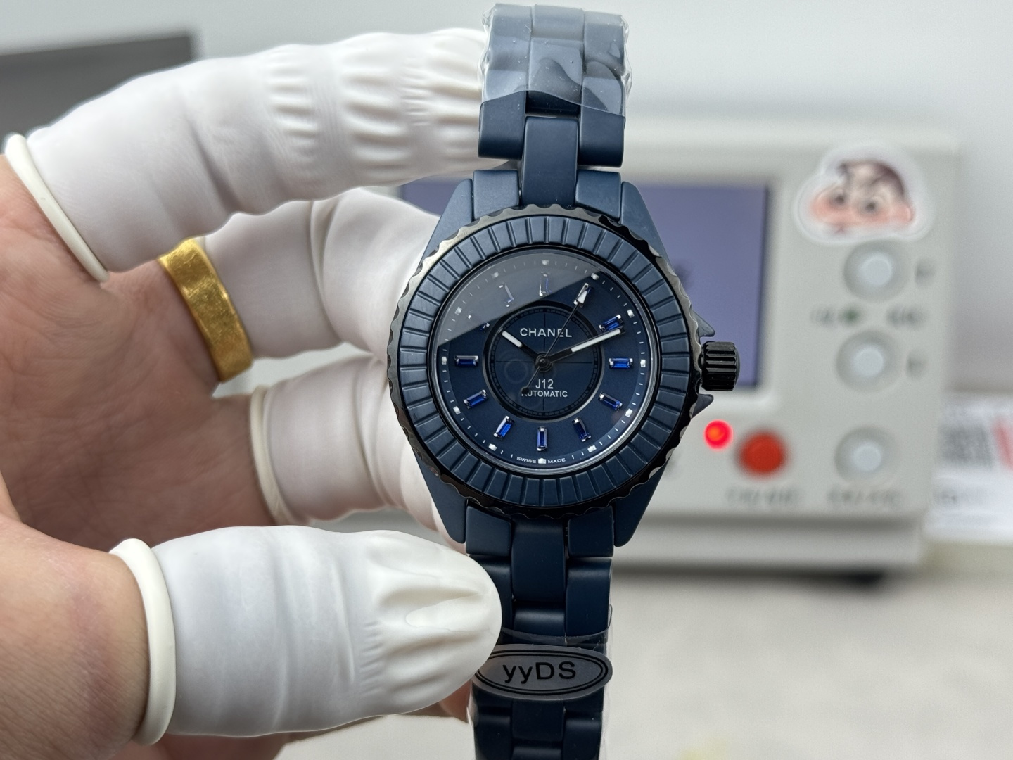 NO:602222,Produced by YYDS YYDS Factory specially launches the latest Chanel J12 Bleu series YT3. The entire watch is made of blue matte precision ceramic material, with extraordinary texture. Blue ceramic Chanel J12 33/transparent bottom machine, all blue ceramic craftsmanship!  Size 33mm Movement: Exclusively developed Caliber12.2 self-winding movement. The blue matte precision ceramic ring is independently molded. It is by no means shoddy and unique in the market. The J12 Bleu watch was launched. The high-end texture of the blue precision ceramic grabbed a lot of attention this year. This J12 BLEU CALIBER  The 12.2 watch is made of blue matte precision ceramic material and has a matte texture. 12 diamonds are used as hour markers and shine on the deep dial surface.  And the hands and time scales are covered with luminous coating. If you look closely at the details of the dial, you can also find that the blue matte lacquer dial is decorated with fine grained textures, plus the orbital minute scale ring placed inside the time scale ring, which is more elegant and retro overall. It is equipped with the Caliber12.2 self-winding movement specially developed by Chanel for the 33mm J12 watch, with accurate travel time. Chanel has once again defined elegance and fashion, adding a new favorite to the majority of fashionable beauties!  For the best luxury gift recommendations, please look for TW’s exclusive quality, chanel19860909YYDS 出品 YYDS Factory 特别推出最新款香奈儿J12 Bleu系列YT3 整表通体使用蓝色哑光精密陶瓷材质,质感超凡,蓝陶瓷香奈儿J12 33/透底机械,全蓝陶瓷工艺！ 尺寸33mm 机芯:独家研发Caliber12.2自动上链机芯 圈口蓝色哑光精密陶瓷独立开模,绝非粗制滥造,全市场独无仅有 J12 Bleu腕表面世,那一抹蓝色精密陶瓷的高级质感在今年抢夺了大量眼球.这款 J12 BLEU CALIBER 12.2腕表,通体使用蓝色哑光精密陶瓷材质,且呈现一种哑光质感.12颗钻石作为时标,在深邃盘面上极尽闪耀 且指针与时标均覆涂夜光涂层.仔细看盘面细节还能发现蓝色哑光漆面表盘上有细小颗粒状的纹路装饰,再加上放置于时标圈内部的轨道式分钟刻度圈,整体上更加优雅复古.内部搭载的是香奈儿专为33毫米J12腕表研发的Caliber12.2自动上链机芯,走时精准, 香奈儿再次定义了优雅,时尚,为广大时尚美女又增添了一枚新宠！送礼最佳奢华推荐请认准TW独家品质,,chanel,Watch