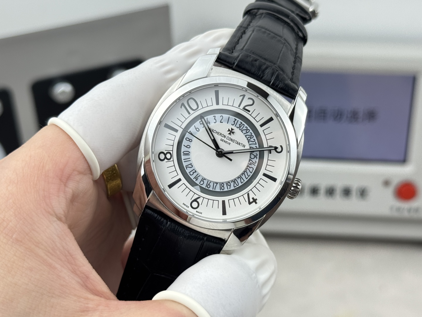 【GR Factory】 市场最高版本 江诗.丹顿:奎德利4500S000A-B364系列经典版!
1:功能日期显示(为表盘中间(三角🔺指示标显示)而官网一致,机芯搭载9015改51001让表更显纤薄,频率为每小时振动28,800次数! 2:对表壳的四个角弧度进行改善,表盘颜色弧度更契合,12个刻度打磨更细腻,整体更贴近! 3:搭配意大利牛皮➕原装扣,表径41mm。让手腕更贴合舒适!GR工厂出品的江诗.丹顿奎德利系列融汇了江诗.丹顿最独特的DNA,是江诗丹顿极致优雅的象征,充分体现了高级制表业最纯粹的传统!适合各种商务场合,简敛精致不失优雅!GR精品,敬请品鉴!欢迎转载!你值得拥有!