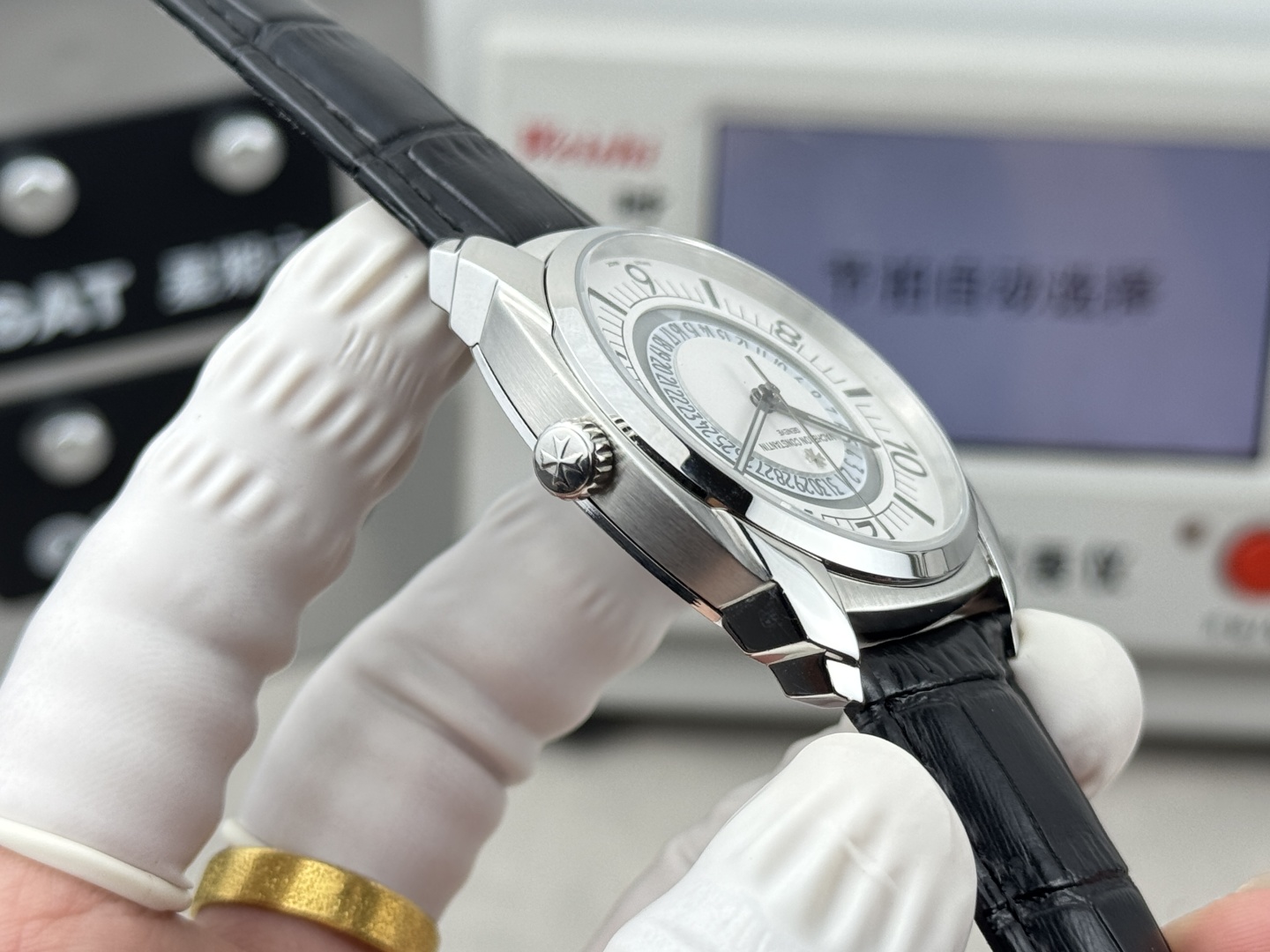 【GR Factory】 市场最高版本 江诗.丹顿:奎德利4500S000A-B364系列经典版!
1:功能日期显示(为表盘中间(三角🔺指示标显示)而官网一致,机芯搭载9015改51001让表更显纤薄,频率为每小时振动28,800次数! 2:对表壳的四个角弧度进行改善,表盘颜色弧度更契合,12个刻度打磨更细腻,整体更贴近! 3:搭配意大利牛皮➕原装扣,表径41mm。让手腕更贴合舒适!GR工厂出品的江诗.丹顿奎德利系列融汇了江诗.丹顿最独特的DNA,是江诗丹顿极致优雅的象征,充分体现了高级制表业最纯粹的传统!适合各种商务场合,简敛精致不失优雅!GR精品,敬请品鉴!欢迎转载!你值得拥有!