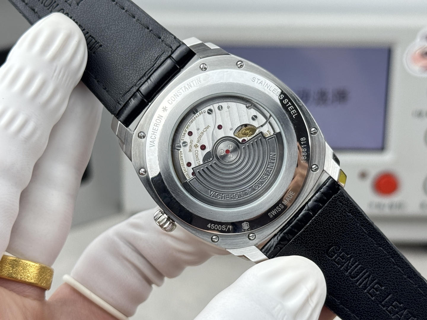 【GR Factory】 市场最高版本 江诗.丹顿:奎德利4500S000A-B364系列经典版!
1:功能日期显示(为表盘中间(三角🔺指示标显示)而官网一致,机芯搭载9015改51001让表更显纤薄,频率为每小时振动28,800次数! 2:对表壳的四个角弧度进行改善,表盘颜色弧度更契合,12个刻度打磨更细腻,整体更贴近! 3:搭配意大利牛皮➕原装扣,表径41mm。让手腕更贴合舒适!GR工厂出品的江诗.丹顿奎德利系列融汇了江诗.丹顿最独特的DNA,是江诗丹顿极致优雅的象征,充分体现了高级制表业最纯粹的传统!适合各种商务场合,简敛精致不失优雅!GR精品,敬请品鉴!欢迎转载!你值得拥有!