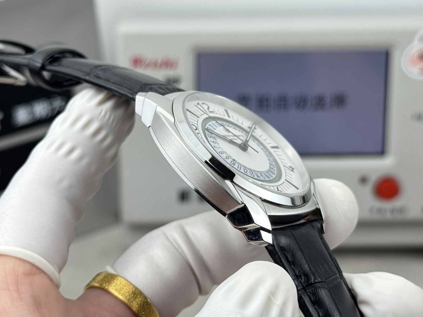 【GR Factory】 市场最高版本 江诗.丹顿:奎德利4500S000A-B364系列经典版!
1:功能日期显示(为表盘中间(三角🔺指示标显示)而官网一致,机芯搭载9015改51001让表更显纤薄,频率为每小时振动28,800次数! 2:对表壳的四个角弧度进行改善,表盘颜色弧度更契合,12个刻度打磨更细腻,整体更贴近! 3:搭配意大利牛皮➕原装扣,表径41mm。让手腕更贴合舒适!GR工厂出品的江诗.丹顿奎德利系列融汇了江诗.丹顿最独特的DNA,是江诗丹顿极致优雅的象征,充分体现了高级制表业最纯粹的传统!适合各种商务场合,简敛精致不失优雅!GR精品,敬请品鉴!欢迎转载!你值得拥有!