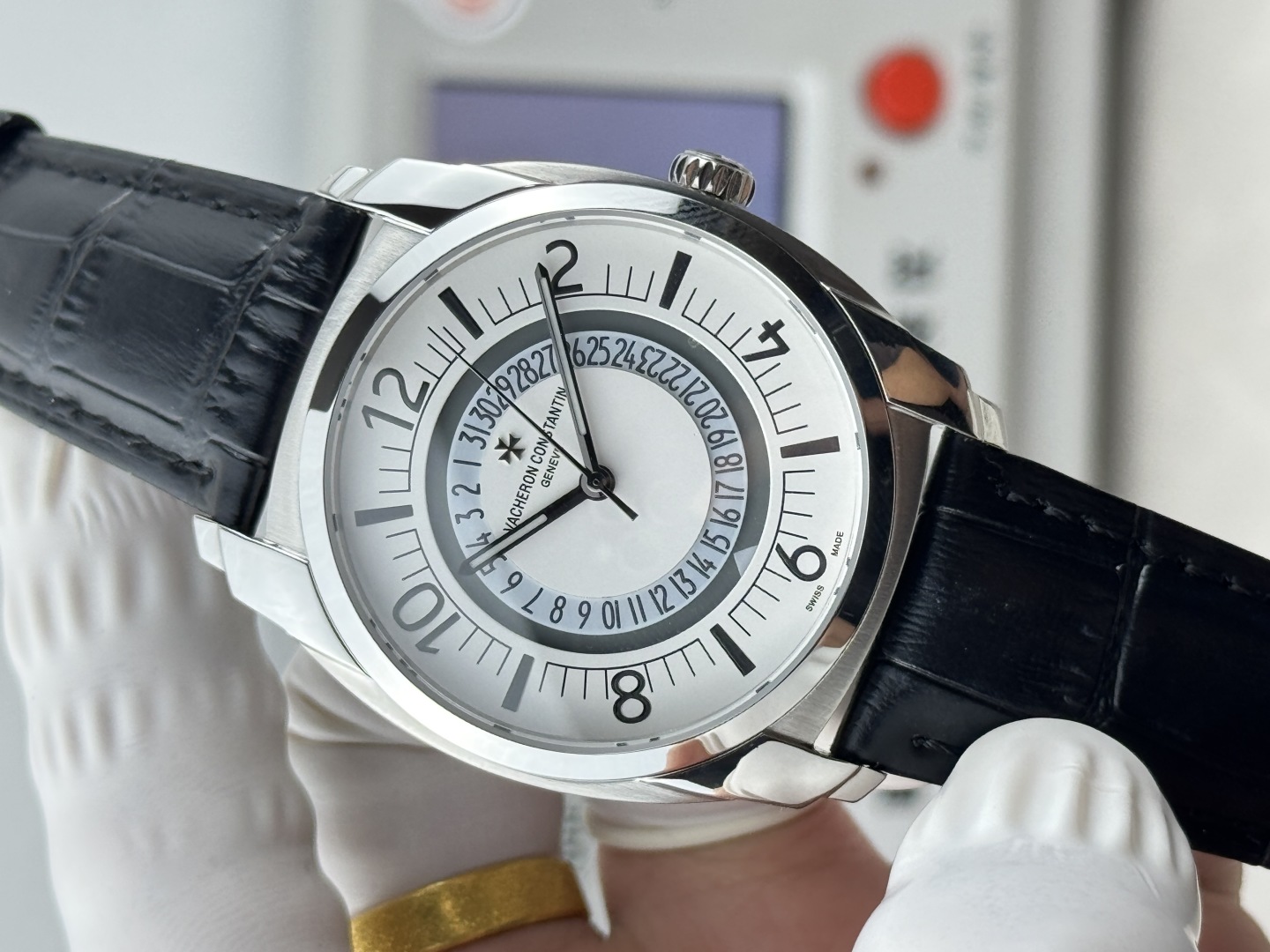 【GR Factory】 市场最高版本 江诗.丹顿:奎德利4500S000A-B364系列经典版!
1:功能日期显示(为表盘中间(三角🔺指示标显示)而官网一致,机芯搭载9015改51001让表更显纤薄,频率为每小时振动28,800次数! 2:对表壳的四个角弧度进行改善,表盘颜色弧度更契合,12个刻度打磨更细腻,整体更贴近! 3:搭配意大利牛皮➕原装扣,表径41mm。让手腕更贴合舒适!GR工厂出品的江诗.丹顿奎德利系列融汇了江诗.丹顿最独特的DNA,是江诗丹顿极致优雅的象征,充分体现了高级制表业最纯粹的传统!适合各种商务场合,简敛精致不失优雅!GR精品,敬请品鉴!欢迎转载!你值得拥有!