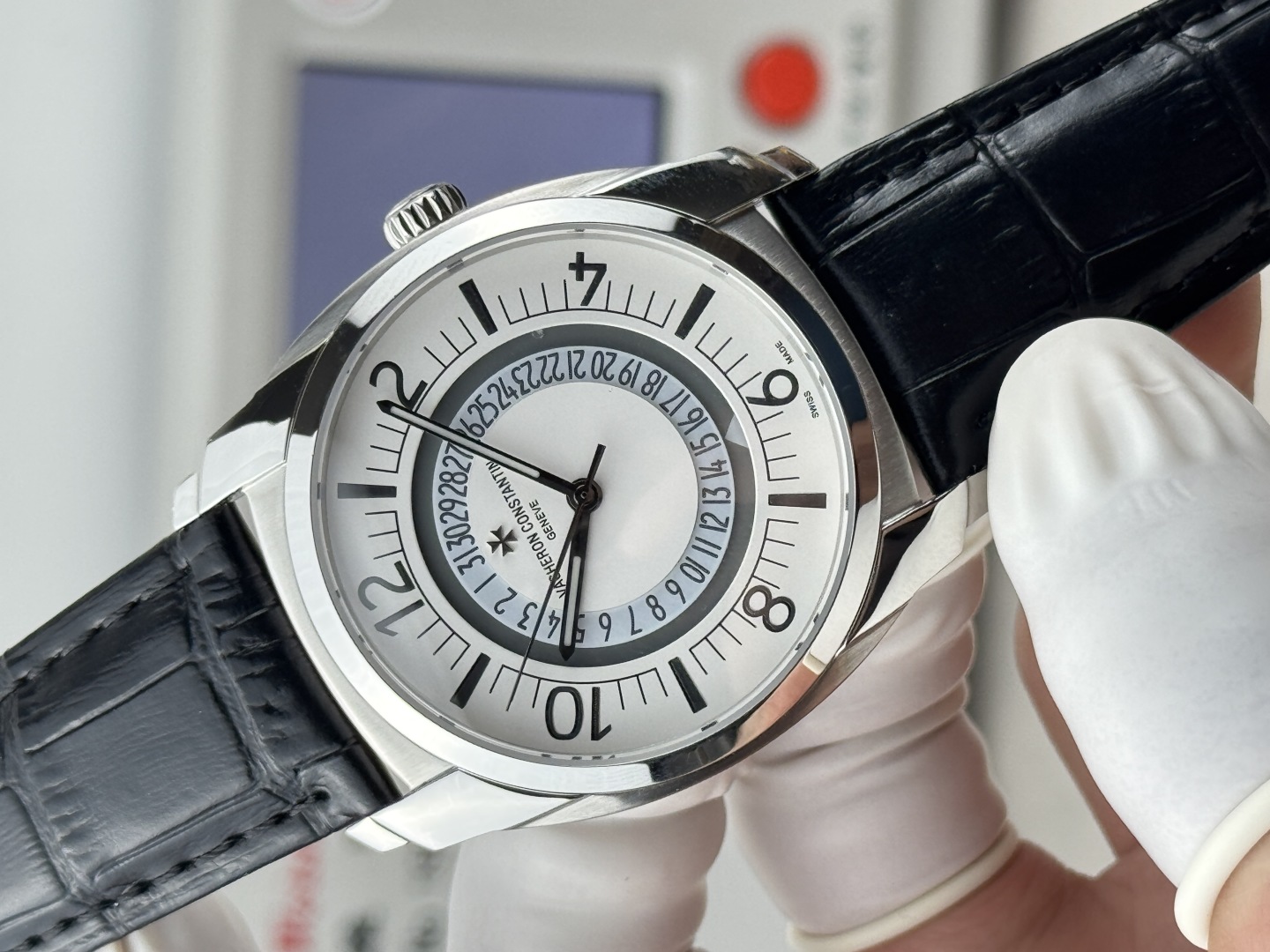 【GR Factory】 市场最高版本 江诗.丹顿:奎德利4500S000A-B364系列经典版!
1:功能日期显示(为表盘中间(三角🔺指示标显示)而官网一致,机芯搭载9015改51001让表更显纤薄,频率为每小时振动28,800次数! 2:对表壳的四个角弧度进行改善,表盘颜色弧度更契合,12个刻度打磨更细腻,整体更贴近! 3:搭配意大利牛皮➕原装扣,表径41mm。让手腕更贴合舒适!GR工厂出品的江诗.丹顿奎德利系列融汇了江诗.丹顿最独特的DNA,是江诗丹顿极致优雅的象征,充分体现了高级制表业最纯粹的传统!适合各种商务场合,简敛精致不失优雅!GR精品,敬请品鉴!欢迎转载!你值得拥有!