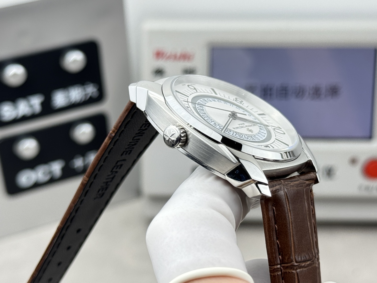 【GR Factory】 市场最高版本 江诗.丹顿:奎德利4500S000A-B364系列经典版!
1:功能日期显示(为表盘中间(三角🔺指示标显示)而官网一致,机芯搭载9015改51001让表更显纤薄,频率为每小时振动28,800次数! 2:对表壳的四个角弧度进行改善,表盘颜色弧度更契合,12个刻度打磨更细腻,整体更贴近! 3:搭配意大利牛皮➕原装扣,表径41mm。让手腕更贴合舒适!GR工厂出品的江诗.丹顿奎德利系列融汇了江诗.丹顿最独特的DNA,是江诗丹顿极致优雅的象征,充分体现了高级制表业最纯粹的传统!适合各种商务场合,简敛精致不失优雅!GR精品,敬请品鉴!欢迎转载!你值得拥有!