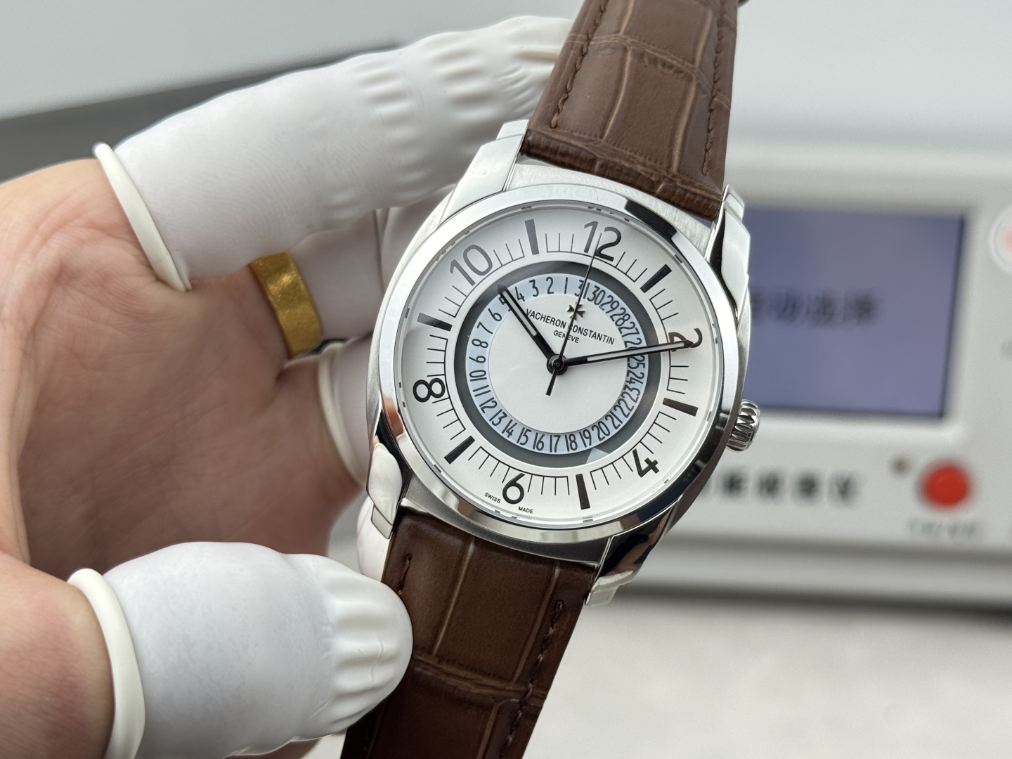 【GR Factory】 市场最高版本 江诗.丹顿:奎德利4500S000A-B364系列经典版!
1:功能日期显示(为表盘中间(三角🔺指示标显示)而官网一致,机芯搭载9015改51001让表更显纤薄,频率为每小时振动28,800次数! 2:对表壳的四个角弧度进行改善,表盘颜色弧度更契合,12个刻度打磨更细腻,整体更贴近! 3:搭配意大利牛皮➕原装扣,表径41mm。让手腕更贴合舒适!GR工厂出品的江诗.丹顿奎德利系列融汇了江诗.丹顿最独特的DNA,是江诗丹顿极致优雅的象征,充分体现了高级制表业最纯粹的传统!适合各种商务场合,简敛精致不失优雅!GR精品,敬请品鉴!欢迎转载!你值得拥有!