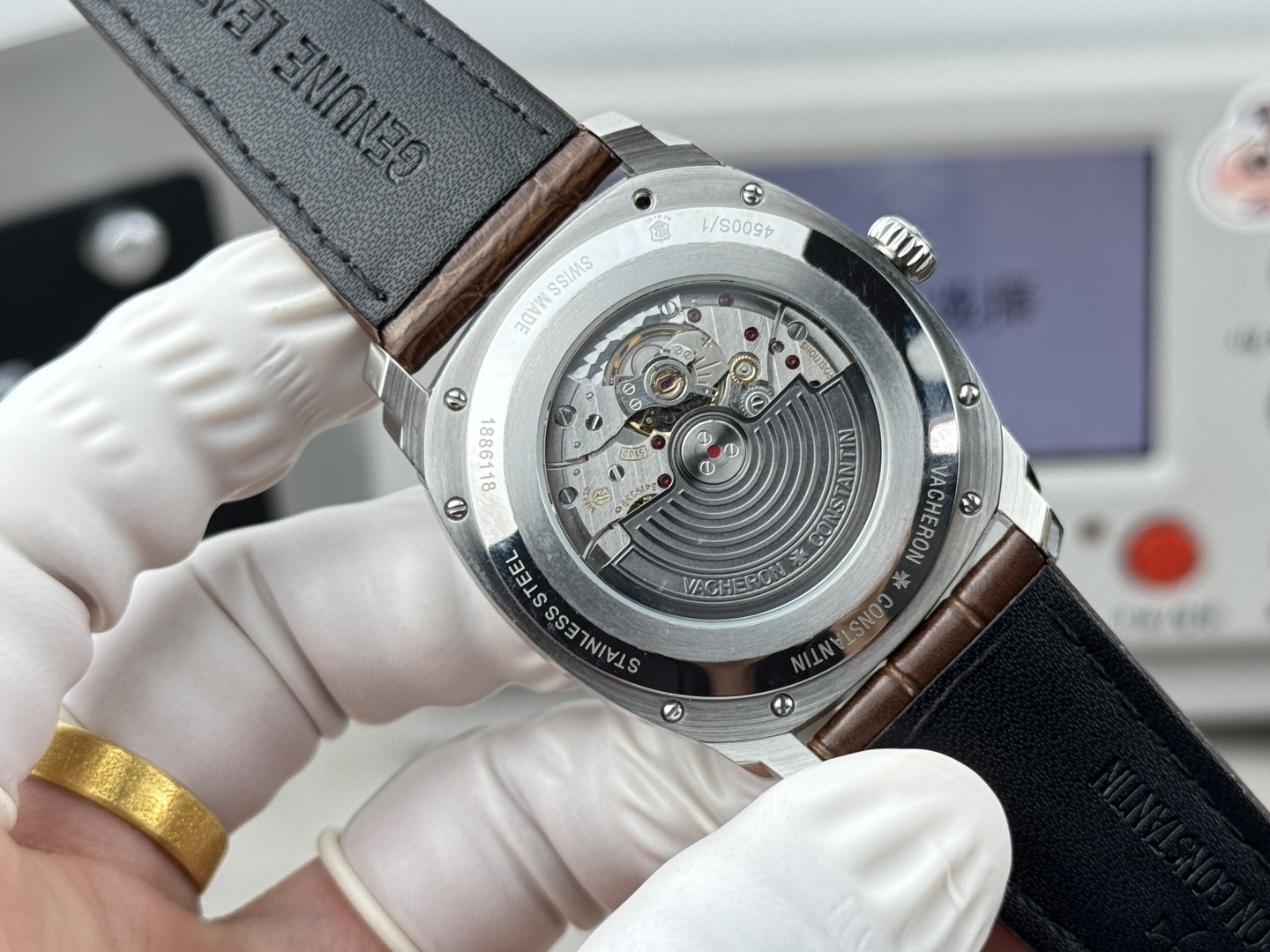 【GR Factory】 市场最高版本 江诗.丹顿:奎德利4500S000A-B364系列经典版!
1:功能日期显示(为表盘中间(三角🔺指示标显示)而官网一致,机芯搭载9015改51001让表更显纤薄,频率为每小时振动28,800次数! 2:对表壳的四个角弧度进行改善,表盘颜色弧度更契合,12个刻度打磨更细腻,整体更贴近! 3:搭配意大利牛皮➕原装扣,表径41mm。让手腕更贴合舒适!GR工厂出品的江诗.丹顿奎德利系列融汇了江诗.丹顿最独特的DNA,是江诗丹顿极致优雅的象征,充分体现了高级制表业最纯粹的传统!适合各种商务场合,简敛精致不失优雅!GR精品,敬请品鉴!欢迎转载!你值得拥有!