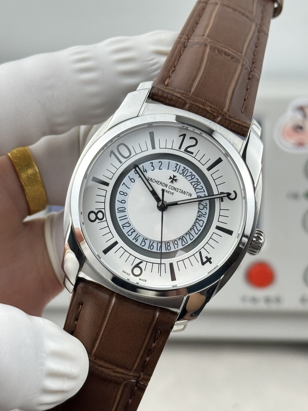 【GR Factory】 市场最高版本 江诗.丹顿:奎德利4500S000A-B364系列经典版!
1:功能日期显示(为表盘中间(三角🔺指示标显示)而官网一致,机芯搭载9015改51001让表更显纤薄,频率为每小时振动28,800次数! 2:对表壳的四个角弧度进行改善,表盘颜色弧度更契合,12个刻度打磨更细腻,整体更贴近! 3:搭配意大利牛皮➕原装扣,表径41mm。让手腕更贴合舒适!GR工厂出品的江诗.丹顿奎德利系列融汇了江诗.丹顿最独特的DNA,是江诗丹顿极致优雅的象征,充分体现了高级制表业最纯粹的传统!适合各种商务场合,简敛精致不失优雅!GR精品,敬请品鉴!欢迎转载!你值得拥有!