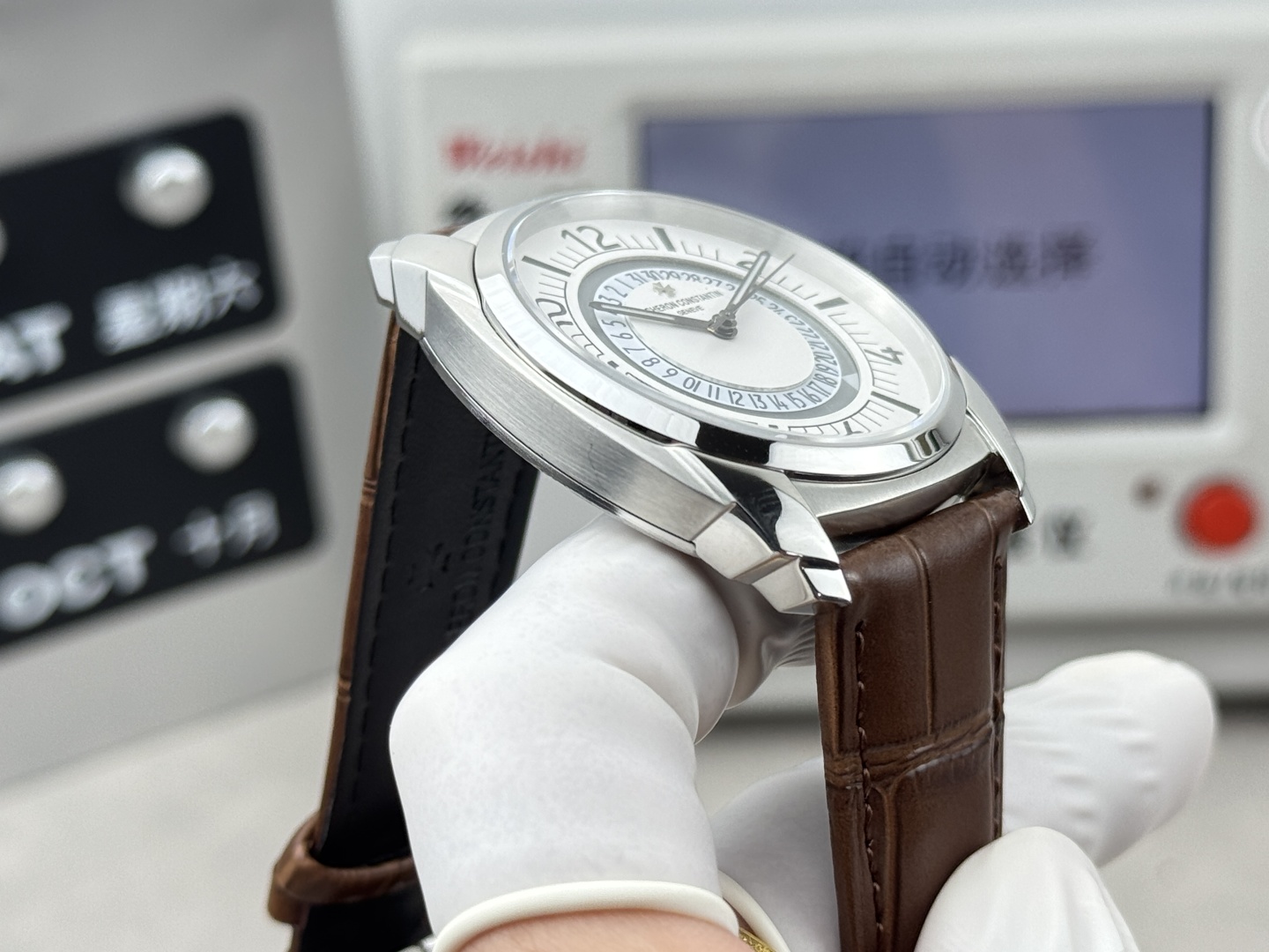 【GR Factory】 市场最高版本 江诗.丹顿:奎德利4500S000A-B364系列经典版!
1:功能日期显示(为表盘中间(三角🔺指示标显示)而官网一致,机芯搭载9015改51001让表更显纤薄,频率为每小时振动28,800次数! 2:对表壳的四个角弧度进行改善,表盘颜色弧度更契合,12个刻度打磨更细腻,整体更贴近! 3:搭配意大利牛皮➕原装扣,表径41mm。让手腕更贴合舒适!GR工厂出品的江诗.丹顿奎德利系列融汇了江诗.丹顿最独特的DNA,是江诗丹顿极致优雅的象征,充分体现了高级制表业最纯粹的传统!适合各种商务场合,简敛精致不失优雅!GR精品,敬请品鉴!欢迎转载!你值得拥有!