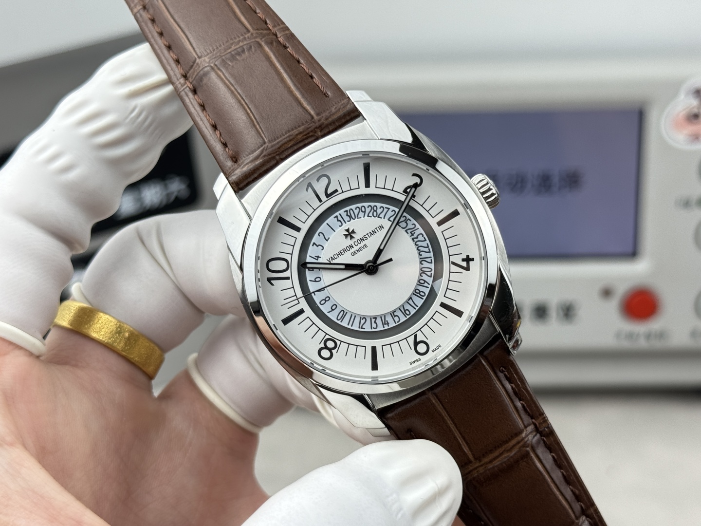 【GR Factory】 市场最高版本 江诗.丹顿:奎德利4500S000A-B364系列经典版!
1:功能日期显示(为表盘中间(三角🔺指示标显示)而官网一致,机芯搭载9015改51001让表更显纤薄,频率为每小时振动28,800次数! 2:对表壳的四个角弧度进行改善,表盘颜色弧度更契合,12个刻度打磨更细腻,整体更贴近! 3:搭配意大利牛皮➕原装扣,表径41mm。让手腕更贴合舒适!GR工厂出品的江诗.丹顿奎德利系列融汇了江诗.丹顿最独特的DNA,是江诗丹顿极致优雅的象征,充分体现了高级制表业最纯粹的传统!适合各种商务场合,简敛精致不失优雅!GR精品,敬请品鉴!欢迎转载!你值得拥有!