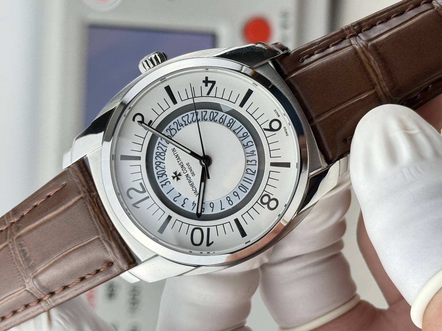 【GR Factory】 市场最高版本 江诗.丹顿:奎德利4500S000A-B364系列经典版!
1:功能日期显示(为表盘中间(三角🔺指示标显示)而官网一致,机芯搭载9015改51001让表更显纤薄,频率为每小时振动28,800次数! 2:对表壳的四个角弧度进行改善,表盘颜色弧度更契合,12个刻度打磨更细腻,整体更贴近! 3:搭配意大利牛皮➕原装扣,表径41mm。让手腕更贴合舒适!GR工厂出品的江诗.丹顿奎德利系列融汇了江诗.丹顿最独特的DNA,是江诗丹顿极致优雅的象征,充分体现了高级制表业最纯粹的传统!适合各种商务场合,简敛精致不失优雅!GR精品,敬请品鉴!欢迎转载!你值得拥有!