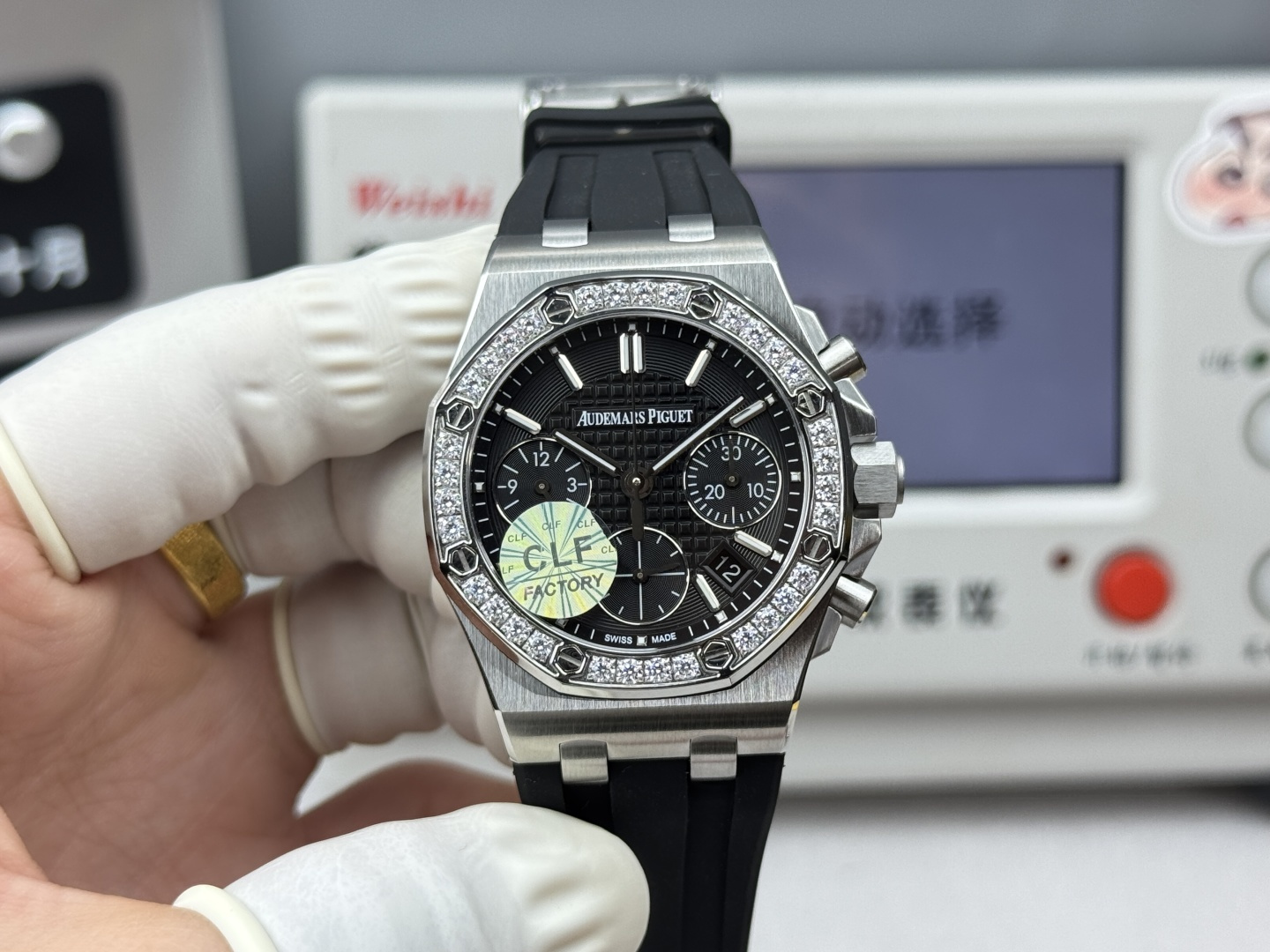 NO:727210,CLF Ast uses high-quality fluoroelastomer strap!  CLF devoted himself to the masterpiece and came from behind!  Audemars Piguet Royal Oak Offshore ST Series Audemars Piguet women's watch ceiling masterpiece!  Women's 37mm model is the same as that of celebrity Wang Ziwen!  The most popular women’s watch on the Internet!  At present, the highest version of the Royal Oak Offshore series quartz chronograph watch is a true one-to-one replica of the original version. All dials are carefully crafted and developed based on the original authentic dial templates. Imitations of the wrong versions are sold in the market. Everyone is welcome to identify them. At present, it is difficult to find an authentic watch in one of the most popular markets for women's models at home and abroad, and the second-hand market price has risen to 5  The 0W range is quite a value-preserving and value-added model. You can make money if you can buy it. Each model is literally an original genuine substitute. It took a lot of time from development to color. In order to ensure that everyone can buy the most cost-effective watch for the least money, we carefully made the case material imported 316 stainless steel, ultra-high-precision polishing and brushing technology, and detail processing!  The dead ends are hand-drawn, and the hardware accessories at each position are polished to keep the original consistency. The technical breakthrough has been achieved to ensure that the shells are interchangeable with genuine products. The bezel is high-gloss polished and original artificial inlay techniques to ensure that the 32 brilliant-cut diamonds are of the same size and neatly arranged. Each dial is an original substitute dial, which cannot be compared with the high imitations on the market. The original molded nails and hands are most cherished because the dial is integrated to truly restore the original effect. It is divided into two layers and has no luster!  Quick release integrated grade A clasp!  It is truly the original 12.7mm thickness, and is very harmonious and excellent in all aspects. Look for the 12.7mm produced by our CLF factory. The movement of the case head and the details of the strap are all genuine!  ,,audemars19860909CLF Ast采用高品质氟橡胶表带 ！ CLF潜心巨作,后来居上！ 爱彼皇家橡树离岸型st系列 爱彼女表天花板之作！ 女款37mm明星王子文同款！全网最火女表！ 目前最高版本皇家橡树离岸系列石英计时腕表、真正一比一原版复刻,所有表盘都以原装正品表盘模版精心打造开发出来,秒杀市场不对版高仿,欢迎大家来鉴别.目前在国内外女款热门之一市场正品一表难求,二手市场价格已经上升到50W幅度相当保值增值款,能买到就赚到.每一款字面都是原装正品代用级别,从开发面对颜色整整花了很多时间,为了保证大家花最少的钱就能买最划算的表款,我们精心在表壳材质属进口316精钢,超高精细打磨拉丝工艺,细节处理！死角位进行手工拉丝,各个位置五金配件打磨保持原装一致,打造技术性攻破已做到壳可正品互换. 圈口采用高光抛光加原装人工镶嵌手法,保证32颗明亮切割美钻大小一致,排列整齐 每一款字面都是原装代用级表盘,非市场上高仿所能比拟,原装开模字钉和指针最值得珍惜是表盘一体成型真正还原正品效果,非市场分二层,没光泽！快拆一体式A级表扣！ 真真正正做到原装12.7mm厚度,各方面非常谐调优秀,认准我们CLF厂出品的12.7mm, 表壳头粒活动,表带细节,都是参足正品！,,audemars,Watch