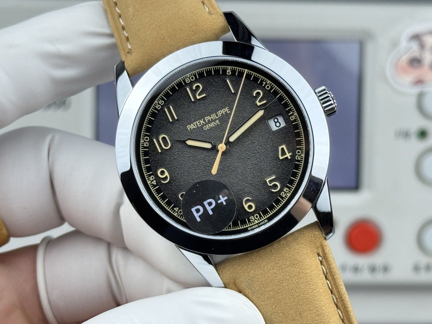 NO:586013,Gold Factory 8 8g Counterweight Patek Philippe Calatrava5226 Series Diameter 40mm/8.5mm is famous for its simple and refined round case. Patek Philippe has redesigned it based on this, and engraved the Paris hobnail pattern on the side edge of the case to show the elegant style of Patek Philippe. The special case structure integrates the lugs with the case bottom cover, so that the Paris hobnail pattern fully covers the sides of the case.  The dial is decorated with grain, inspired by the aged texture of the antique camera body. This graininess is applied to the dial of the new 5226, adding watch details. The classic three-hand simple design, large-area luminous hands and hour markers, show a stronger sense of movement based on the classical and beautiful style. It is equipped with a 26-automatic winding movement, equipped with hour hand, minute hand, central second hand, and date display window device. Multiple color interchangeable straps are decorated with embossed texture patterns and beige stitching.  PP+ Factory is committed to providing you with the closest to the original hands-on and real wearing experience, patek philippe19860909金 Factory 8 8克配重 百达翡丽Calatrava5226系列 直径40mm/8.5mm 以其简约精炼的圆形表壳而闻名,百达翡丽在此基础上焕新设计,于表壳侧缘雕饰巴黎钉纹图案,展现百达翡丽典雅格调.特殊表壳结构,令表耳与表壳底盖融为一体,从而使巴黎钉纹全面覆盖表壳侧边. 表盘有颗粒装饰,灵感来源于古董相机的机身旧化的纹理.将这种颗粒感,做到了新款5226的表盘上,增加了手表细节.经典大三针简约设计,大面积夜光的指针和时标,在古典优美的风格基础上表现出更强的运动感. 搭载26-自动上弦机芯,配备时针、分针、中央秒针、日期显示窗装置.多款颜色可互换表带饰有压花纹理图案和米色缝线. PP+ Factory 致力于为您提供最接近原版的上手把玩及真实佩戴感受,,patek philippe,Watch