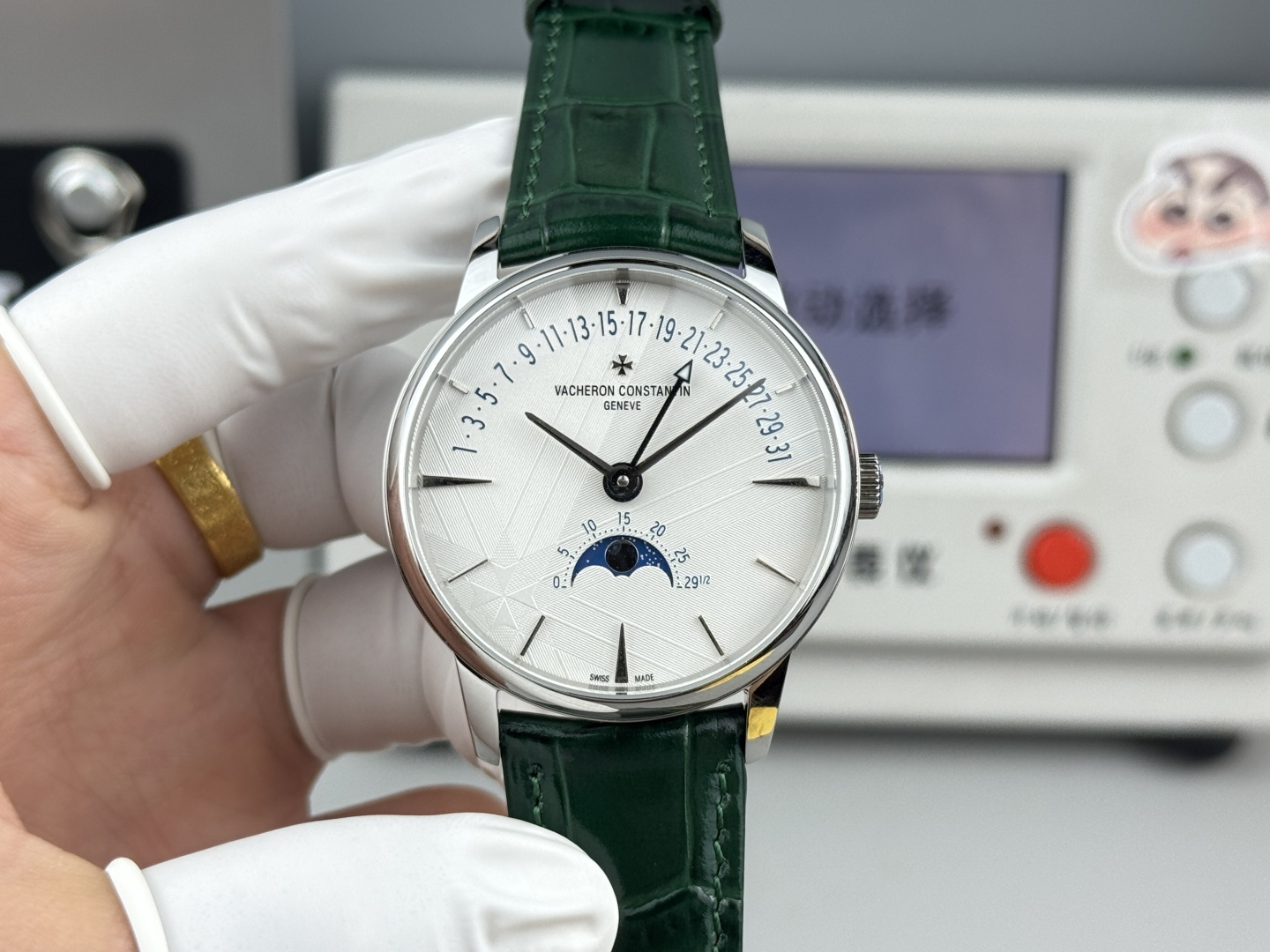 NO:728375,The newly upgraded version of Vacheron Constantin Classic Beauty Tasting Vacheron Constantin Heritage Retrograde Date Watch Model 4010U000R-B329. The dial design is unique and the functions are simple and practical. It adopts the self-made Cal. R31L1 movement with a diameter of 42.5 mm. It is equipped with an original Italian cowhide buckle, which makes it more comfortable to wear, simple and refined yet elegant, and the classic heritage will never go out of style.,vacheron,cowhide19860909全新升级版Vacheron constantin 经典之美品鉴江诗丹顿传承逆跳日历款腕表 型号4010U000R-B329.盘面设计独树一帜,功能简单实用.采用自制Cal. R31L1机芯 直径42.5毫米 .搭配意大利牛皮原装表扣,佩戴更舒适,简敛精致不失优雅,经典传承 永不过时,,vacheron,cowhide,Watch