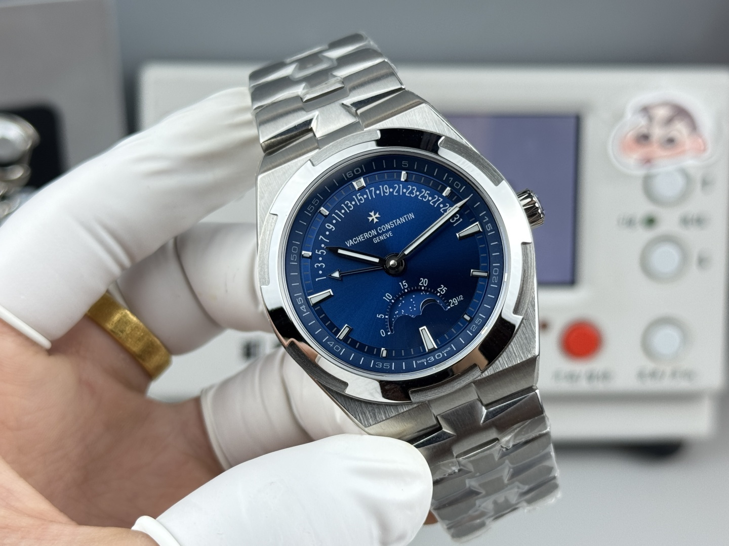 NO:728382,Vacheron constantin's classic beauty appreciation Vacheron Constantin's retrograde calendar watch model 4000V210A-B911 can be called an extraordinary milestone. It embodies the horological complications of Geneva's long watchmaking tradition, reflecting the wonderful fusion of extraordinary skills and the fashion of the times. It uses a self-made Cal.  Belt!  All watch friends are welcome to taste it.,,vacheron19860909Vacheron constantin 经典之美品鉴江诗丹顿众横四海逆跳日历款腕表 型号4000V210A-B911 堪称意义非凡的里程碑之作.凝聚着日内瓦悠久制表传统的钟表复杂功能,体现出超凡技艺与时代风尚的绝妙融合. 采用自制Cal. R31L2机芯 直径41毫米 904钢带官网同步 一键拆卸 同时另可自由更换搭配胶带 皮带！ 欢迎各大表友品鉴.,,vacheron,Watch