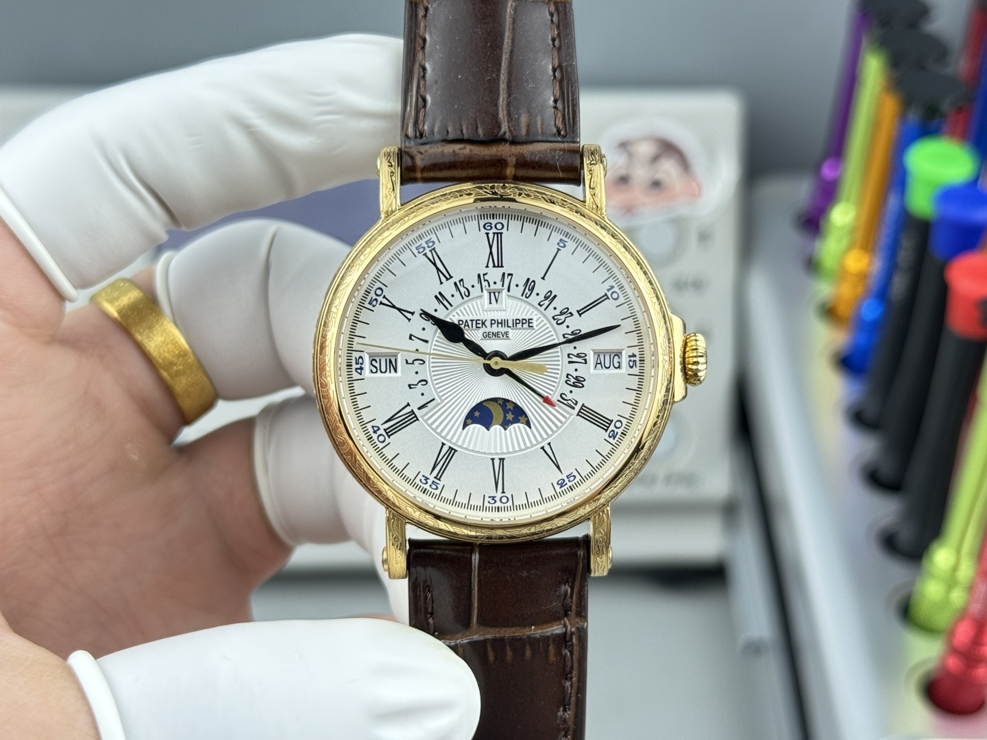 NO:602129,Counterweight version, original weight, latest V3 version!  Original folding back cover, the only correct version, high quality!  Popular all over the Internet, F Craftsman 'Core' produces the best collection of the year - Patek Philippe Classic Super Complex Multi-Function 5159 Perpetual Calendar Series Watch, the original folding back cover!  Come elegantly!  1 [Wonderful details and advantages] The size of this watch is 38mm. The reasonable size and lug design make it suitable for the public to wear. No matter you have a big wrist or a small wrist, there is no pressure to wear it. When you move your hands and feet, half of it is exposed outside the cuffs.  For functional people and business accessories, this watch will definitely give you face and confidence. The first feeling is the comfortable wearing feeling and the weight of a small gold watch. You can realize that owning it is the real winner in life. This watch is worth [applause][strong][strong][  Strong][666] 1. Case polishing In order to pursue the warm and jade-like effect of genuine products, F watchmakers carefully polished and worked slowly to produce fine work. 2. The connection mechanism between the stamped cover and the case has a crisp feel comparable to that of genuine products, and the stamped back cover further improves the waterproofness.  3. The scales and hands are treated with the latest precious metal plating process, and the effect is even better. 4. The 'pot lid type' slightly convex sapphire watch mirror has the same shape as the original, with a transparent effect and clear time telling. 5. The precious metal stamp is three-dimensional and standard, clear and vivid!  2 [Leading the era of all-in-one computers] Adopting a customized version of Cal.324 all-in-one computer - thinner, more stable, and more like-like. The most important thing is that the degree of simulation has skyrocketed. 3 [Strap] Classic Italian calfskin strap, with clear lines and good texture. It is paired with the top Patek Philippe lantern clasp on the market, which is universal and original without pressure. It has more design elements of formal Patek Philippe [strong][666][666][666]!  F. Original folding back cover!  High quality. Factory is elegant and durable, timeless classic, low-key and perfect, a gentleman in the watch!  Welcome for your tasting!  Each watch is delivered with a dedicated adjustment needle, in order to make the majority of watch lovers trust, high-end products, worth owning, patek philippe, cowhide19860909配重版本,原版重量,最新V3版本！原版折叠后盖,唯一对版版本,高品质！火爆全网,F匠”芯“出品 年度最佳典藏之作——百达.翡丽古典超级复杂多功能5159万年历系列腕表,原版一致折叠后盖！儒雅而至！1【精彩细节与优点】此腕表尺寸38mm合理的尺寸和表耳设计又能让它适合大众人士配戴,无论你是大手腕还是小手腕佩戴起来都毫无压力,举手投足之间,露出一半在袖口一外,成功人士,商务配装,此腕表绝对给足你面子与信心,上手的感觉是舒适的佩戴感受和一枚小金表的分量感,你都能体会到,拥有它才是真正的人生赢家,这表值了[鼓掌][强][强][强][666]1.表壳打磨为了追求正品温润如玉的效果,F制表师精磨细造,慢工出细活.2.冲压盖与壳体的衔接机制,有媲美带正品一样的清脆手感,冲压后盖更高的提高防水性能.3.刻度和指针,采用最新的贵金属电镀工艺处理,效果更上一层楼.4.“锅盖型”微凸蓝宝表镜,版型与正品一致,效果通透,辨时清晰.5.贵金属钢印立体规范,清晰生动！2【引领一体机时代】采用定制版Cal.324一体机——更薄,更稳,更像.最重要的是仿真度直线上升了.3【表带】经典意大利小牛皮表带,纹路清晰,质感好.搭配圈市面最顶级的百达翡丽灯笼表扣,通用原装无压力.让它更加具有正装百达翡利的设计元素[强][666][666][666]！F.原版折叠后盖,！高品质.Factory儒雅持成,永恒经典,低调完美,表中绅士！欢迎您的品鉴！每一个表配送一根专用调表针,为的就是让广大表友信赖,高端产品,值得拥有,,patek philippe,cowhide,Watch