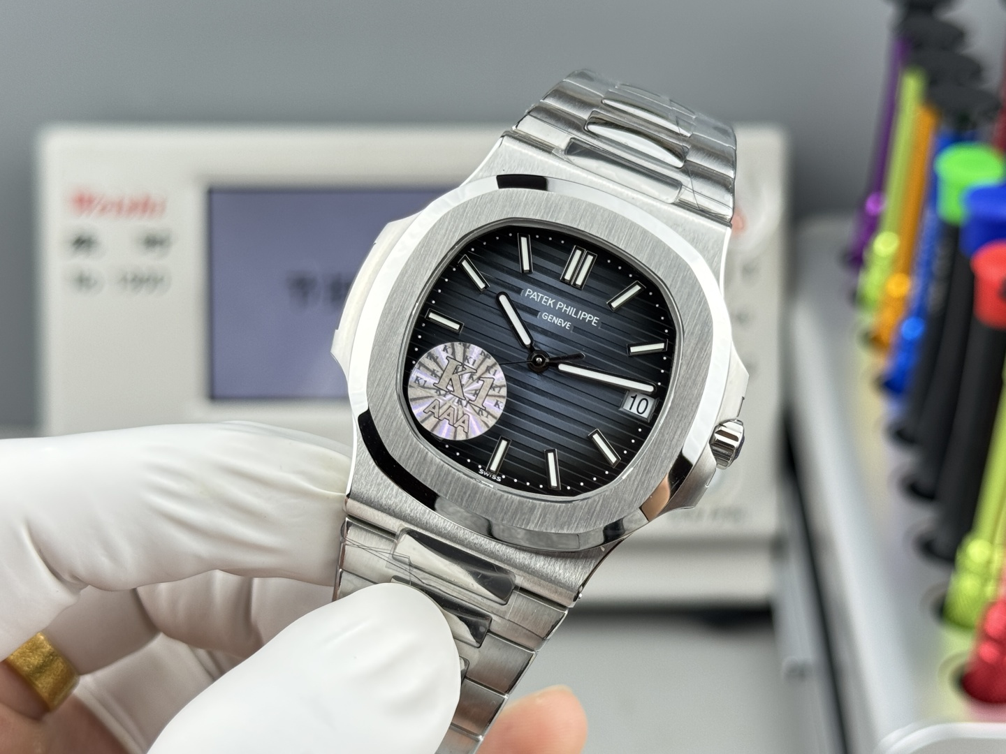 NO:662921,Produced by K1, white shell, gold shell, diamond 50 K1 Factory Patek Philippe PP Nautilus series PL1 all-in-one machine Nautilus launches an upgraded version of the original machine with noise-free engraving. The most cost-effective all-in-one machine on the market. Detailed upgrade interpretation: 1. The upgraded movement has all finely engraved characters, which are clear and not worn, and the texture is the ultimate. 2. The automatic gyro is upgraded, using Swiss ultra-precision bearings, and an unprecedented gyro installation process in the industry. It achieves 100% noise reduction.  3. Original movement, no fake clamps, no fake balance wheels, no fake rubies. The K1 factory has completely reproduced the 3.3 mm out-of-print high-quality 324SC movement. 4. The upgraded dial scale has super bright luminous, and the overall brightness is harmonious and consistent. 5. The Nautilus classic blue dial is currently improved to have the same color as the genuine product, which instantly beats the dial details and workmanship of other factories. 6. The calendar window of each watch is positioned horizontally, without skew obstruction.  7. The smoothness of the head adjustment gear has been adjusted several times to reach the best state. The upgraded watch has a smooth feel for adjusting time and winding. 8. The thickness of the entire watch has been upgraded to 8.3 mm, perfectly achieving the thinnest mechanical watch on the Internet, which is equivalent to the original thickness. It is extremely comfortable to wear. 9. It is emphasized that the 324Sc movement adjusts the calendar clockwise, that is, adjusts the calendar from top to bottom. Note that the analysis is consistent with the genuine product.  10. When adjusting the time, pull the crown to the second gear. The large second hand will not stop. It is consistent with the original product. Patek Philippe 5711 Nautilus produced by K1 factory, upgraded to the original machine with noise-free engraving, luxurious and exquisite recommended men's mechanical watch. The best luxury recommendation for gifts, please look for the exclusive quality of K1, patek philippe19860909K1 出品 白壳 金壳 钻50 K1 Factory 百达翡丽 PP 鹦鹉螺系列PL1 一体机 鹦鹉螺推出升级原版机无噪音刻字版.市场一体机性价比之最 详细升级解读: 1.升级机芯全部精雕刻字,清晰不磨损,纹理做到极致. 2.升级自动陀片,采用瑞士超精密轴承,业界史无前例的安装陀片工艺.做到百分百降噪音. 3.原版机芯,无假夹版,无假摆轮,无假红宝石.K1厂完整的复刻出3.3毫米的绝版高品质324SC机芯. 4..升级表盘刻度夜光超亮,而且整体做到和谐一致同步亮度 5.鹦鹉螺经典蓝盘,目前改进与正品一致的颜色,秒杀其他工厂的表盘细节和做工. 6.日历窗口每一只手表做了水平正位,不出现偏斜遮挡. 7.把头调节档位顺畅度的多次调试,调试到最佳状态.使得升级版手表调校时间和上链的手感畅顺 8.升级了整个手表厚度8.3毫米,完美实现全网最薄机械表,等同原装厚度.佩戴起来舒适无比. 9.重点强调324Sc机芯顺时针调日历,也就是由上往下调日历.注意辨析和正品一致. 10.调节时间的时候,拉表冠二挡.大秒针是不停止的.和正品也是一致. K1厂出品百达翡丽5711鹦鹉螺,升级原版机无噪音刻字版,奢华精致推荐男士机械腕表 送礼最佳奢华推荐请认准K1独家品质,,patek philippe,Watch