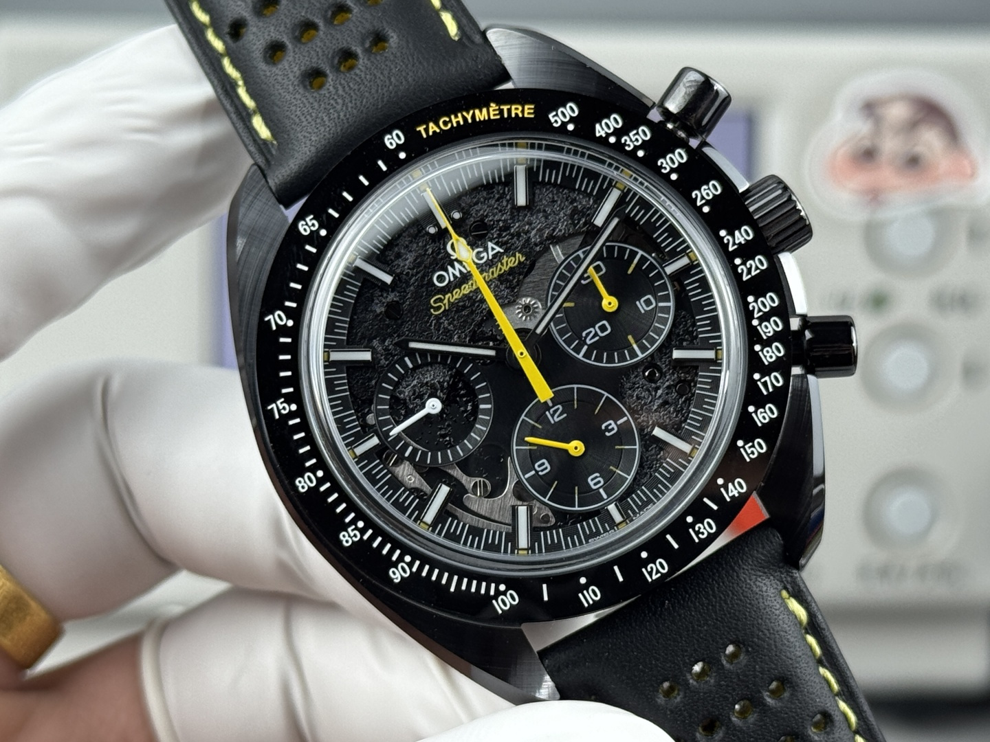 NO:602075,The classic first-generation 'all-ceramic technology' Apollo' BLS new product adopts 'all-ceramic' technology for the first time, Omega's latest Speedmaster series  Dark Side of the Moon watch, ceramic is an inorganic non-metallic substance fired at high temperature. This material can be used to manufacture high-density watch parts with special mechanical properties. Ceramic is one of the most popular materials when consumers buy watches, thanks to its eye-catching and diverse colors and special properties. Ceramic is twice lighter than fine steel, wear-resistant, highly scratch-resistant, highly biochemically inert, hypoallergenic and non-magnetic. This watch  The case size of the watch is 44.25 mm, equipped with a blackened movement, and laser ablation technology is used to present the real scene of the lunar surface on the movement splint, which is intended to pay tribute to the outstanding contribution of the Speedmaster watch to the 'Apollo 8' mission. Through the black anodized aluminum hollow dial, you can clearly see the front side of the moon (near the ground) that people can observe from the earth, and the back of the watch shows what only astronauts have seen.  'The Dark Side of the Moon' (Far Ground).  The watch is paired with a black microporous rubber strap with a yellow rubber lining in the middle, which is eye-catching. The entire watch is made of black ceramic, the central chronograph second hand is decorated with yellow lacquer, and the bezel is decorated with a laser-engraved bright white enamel tachymeter scale. The small seconds hand is made of  Made of grade 5 titanium, it is presented in a unique 'Saturn 5 launch vehicle' shape. This 3D three-dimensional shape is made by laser turning technology, and uses white paint, laser ablation and laser blackening processes to present different color effects.,,omega19860909经典第一代“全陶瓷工艺”阿波罗”BLS新品 首次采用“全陶瓷”工艺,欧米茄 最新超霸系列 月之暗面腕表,陶瓷是一种通过高温烧制而成的无机非金属物质.这一材质可以用于制造机械性能特殊的高密度腕表部件.陶瓷是消费者在选购腕表时备受青睐的材质之一,这得益于其瞩目而多样的色彩和特殊性能,陶瓷的重量比精钢轻两倍,耐磨、高抗划性、高生化惰性、低过敏性而且无磁性.这款腕表的表壳尺寸为44.25毫米,搭载经过黑化处理的机芯,并通过激光烧蚀技术在机芯夹板呈现月球表面的真实景象,旨在致敬超霸腕表为“阿波罗8号”任务做出的杰出贡献.透过黑色阳极氧化铝的镂空表盘,清晰可见人们从地球可以观测到的月之正面（近地面）,表背则展示了仅有宇航员看到过的 “ 月之暗面 ”（远地面）. 腕表搭配黑色微孔橡胶表带,中间饰有黄色橡胶材质内衬,引人瞩目.整枚腕表采用黑色陶瓷打造而成,中央计时秒针饰以黄色亮漆,表圈饰有激光镌刻的亮白色珐琅测速刻度.小秒盘指针采用五级钛金属材质制成,以别出心裁的“土星5号运载火箭”造型呈现.这一3D立体造型由激光车削技术制成,并由附着白漆、激光烧蚀和激光黑化工艺呈现出了不同的色彩效果.,,omega,Watch