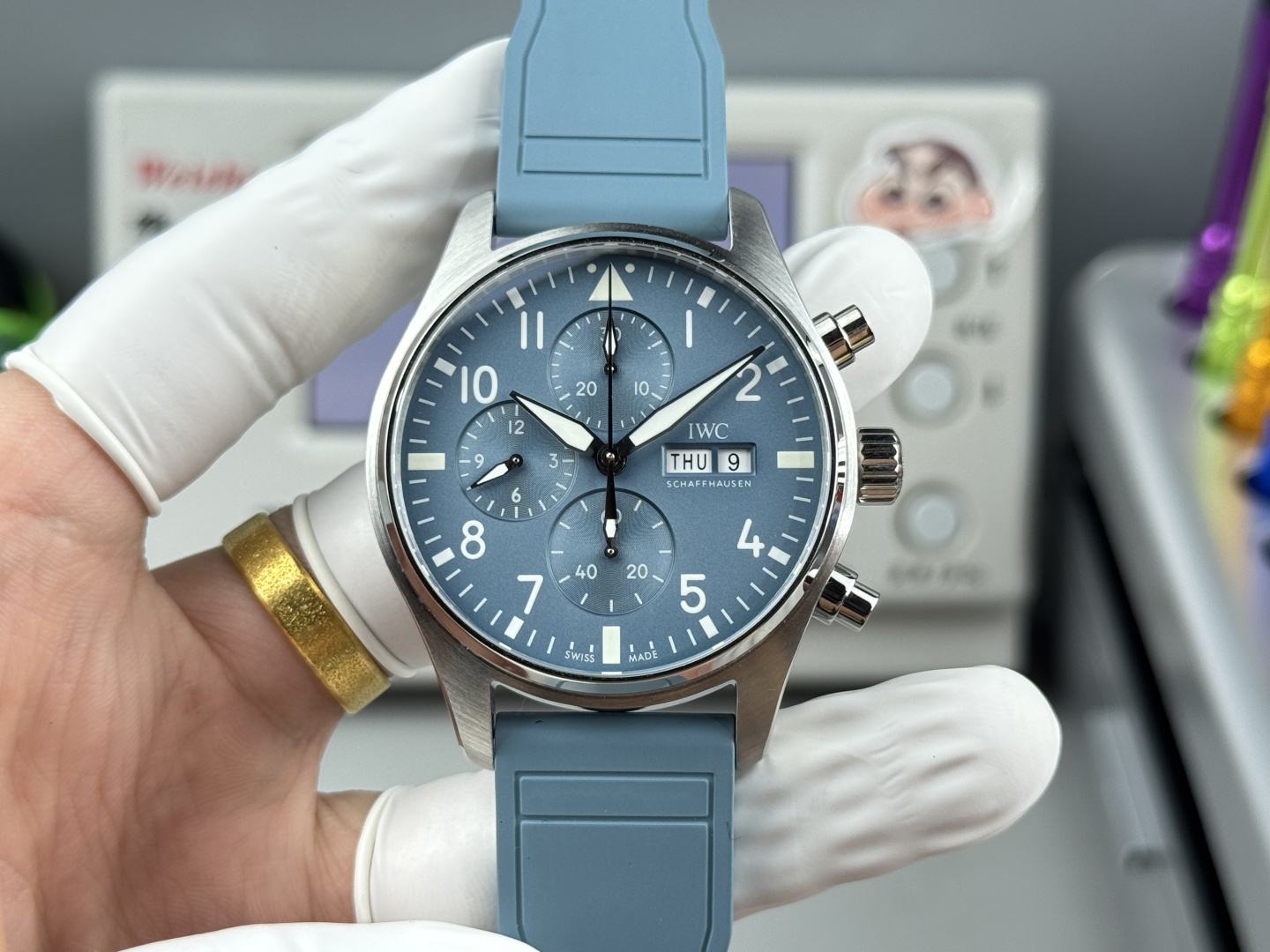 NO:602146,TWS new product IWCAMG engineers join forces to create the new IWC pilot IW389409 'Miramar' special edition 1. The watch uses a 904 stainless steel case with a 'Miramar' light blue dial and a fluororubber strap  , is the first time that IWC has used colors jointly created with Pantone in a stainless steel watch. It has mature workmanship, clear and three-dimensional lines, harmonious color matching, and is very versatile. 2. The dial design continues the pilot’s classic cockpit dashboard style. The light blue color combination gives the watch a completely new look. 3. The new transparent bottom design uses a modified self-produced 69385 automatic winding mechanical movement, which can provide the watch with a 46-hour power reserve when fully wound.  4. The double-layer light blue anti-dazzle coating allows for clearer reading. Continuing the classic appearance of the previous model, the 'Miramar' light blue has also become a big hit this year. It is definitely the watch with the most IWC temperament. 5. No expense is spared in making the original mold and paired with a quick-release fluororubber strap exclusively developed by the counter. TWS's ingenious masterpiece. Welcome to taste it!  ,,iwc19860909TWS新品 IWCAMG工程师强强联手 骚气十足 IWC万国飞行员新款IW389409“Miramar ”特别版 1.腕表采用904精钢表壳搭配“Miramar ”浅蓝色表盘跟氟橡胶表带 ,是IWC首次在精钢腕表中采用与彩通共同打造的色彩,做工成熟,线条清晰而富有立体感,颜色搭配和谐,非常百搭.2.表盘设计延续飞行员经典的驾驶舱仪表盘风格 浅蓝色颜色搭配使腕表焕然一新 3.全新透底设计采用改自产69385型自动上链机械机芯,上满链后能为腕表提供46小时动力储存 4.双层浅蓝色防眩晕镀膜更能清楚的读时,延续的前作的经典外观,“Miramar ”浅蓝色也成为今年的大热门 绝对是最具万国气质的腕表 5.不惜成本原装开模 搭配专柜独家研发快拆氟橡胶表带 TWS匠心巨作 欢迎品鉴！,,iwc,Watch