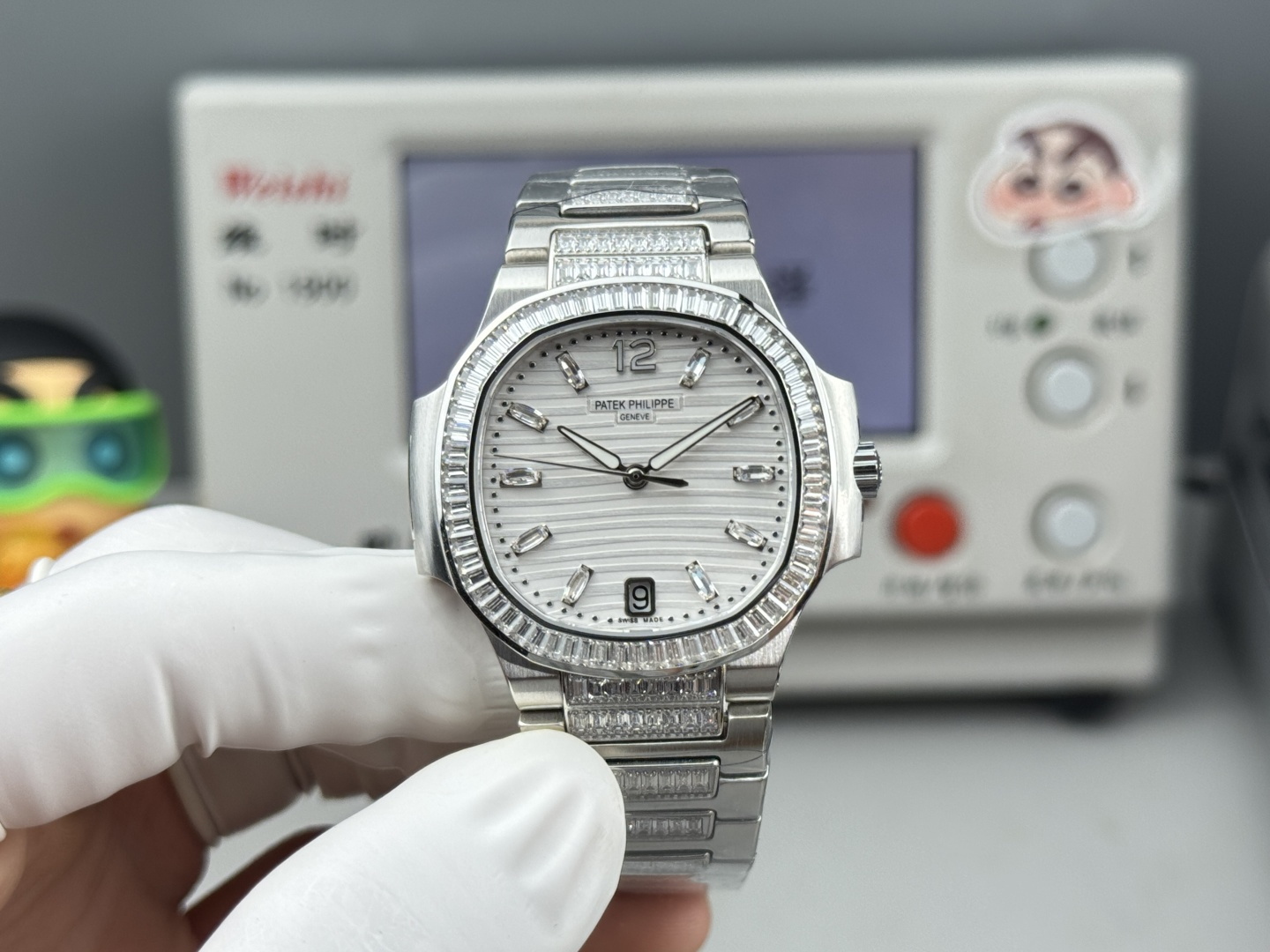 NO:617394,New arrival GR Patek Philippe 7014 Ladies Nautilus Platinum T-square brick limited edition Arrival in small quantity, the only one on the entire network, truly low-key luxury beauty Free value for travel and convenient customized watch box Watch: Customized 9015 to 324 S automatic one-piece winding mechanical movement, center large second hand Dial: T square diamond, 6-digit calendar window  Case: white gold. Rose gold with T-square tiles, with sapphire crystal transparent cover. Water resistance 30 meters. Diameter 35.2mm. Bracelet: matched with the original and new Cara Deshua LOGO hollow buckle. Top with Nautilus 7014 Extreme Sports Elegance series watch. Excellent product, watch friends are welcome to appreciate it!  ,,patek philippe19860909新款到货 GR 百达翡丽7014女士鹦鹉螺 白金T方砖限量款 少量到货,全网唯一,真正低调奢华的美 赠送价值旅行便捷定制手表表盒 腕表:定制9015改324 S自动一体上链机械机芯,中心大秒针 表盘:T方钻,6字位显示日历窗口 表壳:白金.玫瑰金搭配T方砖,拥有蓝宝石水晶透盖.防水系数30米.直径35.2mm 表链:搭配原版一致新款卡拉桌华LOGO镂空表扣 顶配鹦鹉螺7014极致运动优雅系列腕表 精品,欢迎表友品鉴！,,patek philippe,Watch