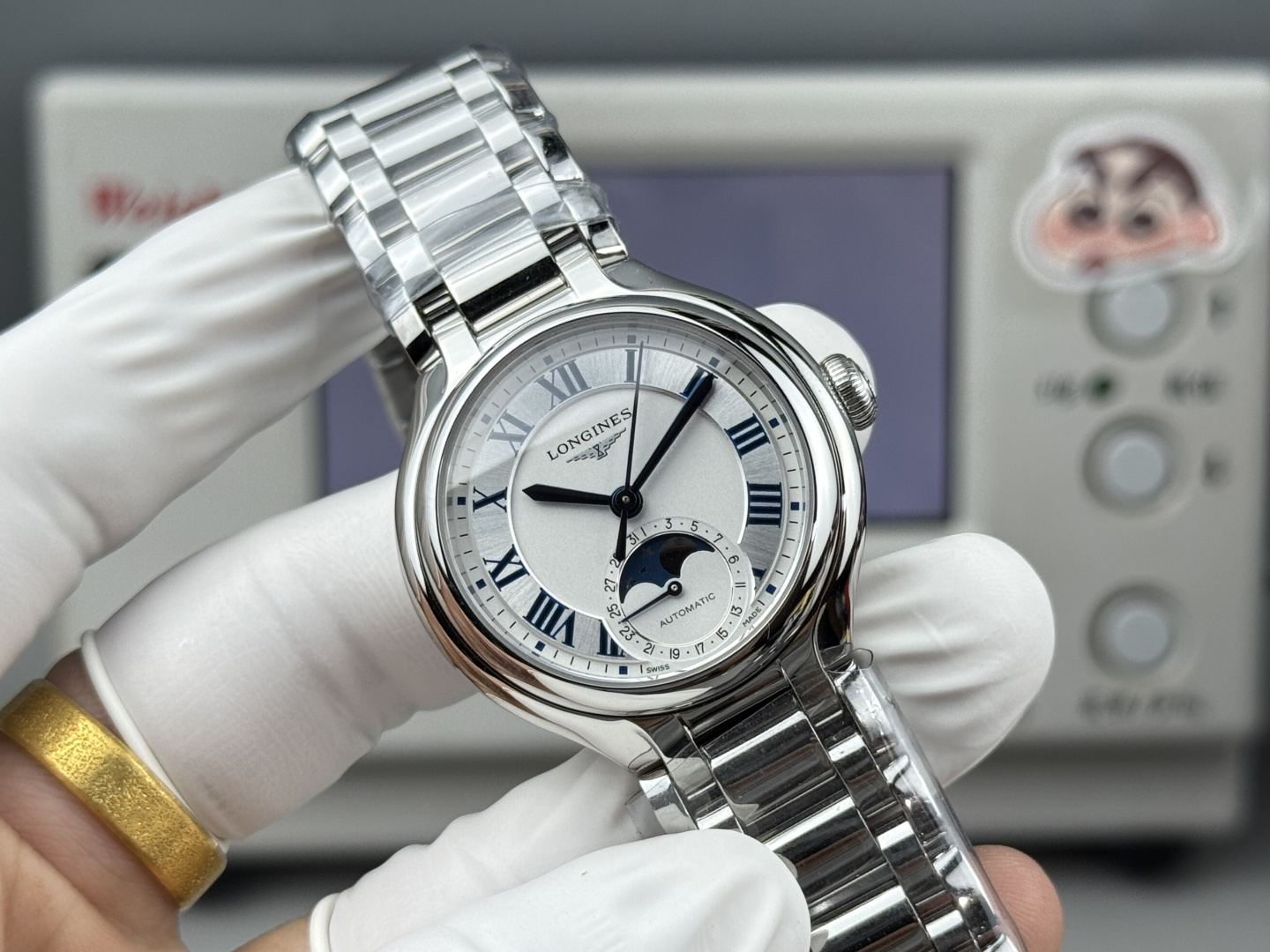 NO:602161,Longines' new Heart Moon Star Watch | Brilliant stars, eternity on the wrist, making every hand-raising moment a highlight. Crystal moissanite diamonds surround the dial, like stars falling into the eyes. The white and silver dial has clear layers, like the moonlight halo, gentle and quiet, low-key and luxurious. 34mm elegant size, dazzling for daily appointments. Versatile design for seamless workplace dating.  Jennifer Lawrence, Zhao Liying, Zhang Yuxi, Deng Enxi, Chen Lijun are all endorsements. Original 1:1 mold opening, all accessories are reproduced and restored to the original ones, they are all compatible with the original accessories. 2892 movement, longines19860909浪琴全新款心月星辰腕表| 璀璨星辰,腕间永恒 让每个抬手都是高光时刻 晶莹莫桑美钻环绕表盘,如星辰坠入眼眸 白色搭配银色表盘层次分明,如同月光光晕,温和宁静,低调中透着奢华 34mm优雅尺寸,日常约会皆耀眼 时刻 百搭设计职场约会无缝切 詹妮弗劳伦斯,赵丽颖,张予曦,邓恩熙,陈丽君倾情代言 原装1:1开模,所有配件复刻还原原装,均与原装配件通用 2892机芯,,longines,Watch