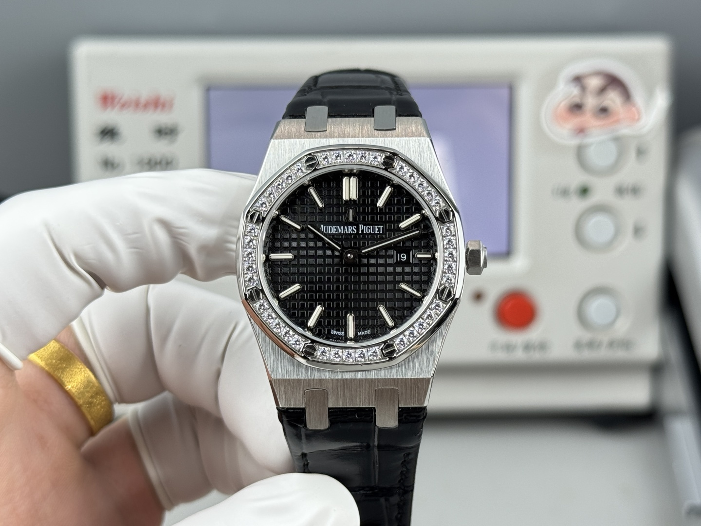 NO:602164,Produced by GR, the 33mm AUDEMARS GUET Royal Oak series 67651OR ladies quartz watch ~ makes its shining debut!  Goddess versatile style, sparkling and adorable!  GR purchased the dismantled mold, CNC polished the whole process, and calibrated and adjusted the version many times, with clear edges and corners. The diameter of the case is 33MM, the polygonal bezel is closely matched with the case, and the bezel is fixed to the case with hexagonal screws (the bezel is inlaid with exquisite diamonds)  , dazzling) The strap links are exquisite and regular. The links have been carefully polished hundreds of times to show a perfect texture. The folding clasp is simple to open and close and easy to wear. The lugs of the watch are curved to ensure that the watch fits the wrist better.  The dial is engraved with 'Grande Tasserie' large square pattern decoration, with fluorescent three-dimensional time scales and Royal Oak hands. The large hands and time scales make reading easy and clear. The date display window at three o'clock is displayed with Arabic numerals. The watch has a sealed bottom, and the English name of the Royal Oak series 'Royal Oak' is engraved on the bottom. It is equipped with a Swiss 784 quartz movement inside. It keeps accurate time!  Produced by GR, the goddess can also be royal!  ,,audemars19860909GR出品,33mm爱彼AUDEMARS GUET 皇家橡树系列67651OR女士石英腕表～闪耀登场！女神百搭款,闪闪惹人爱！ GR购入拆解开模,全程CNC打磨,多次校对调整版型,棱角分明.表壳直径33MM,多边形状表圈与表壳精密相合,表圈以六边形螺丝栓固定在表壳上（圈口镶嵌精美钻,璀璨夺目）表带链节精致规整,链节经过上百次细致的打磨处理,呈现出完美的纹理.折叠式表扣开合简单,佩戴方便.腕表表耳处呈弯折状,可以保证腕表与腕部更加贴合. 表盘镌刻“Grande Tasserie”大方格纹装饰,搭配荧光立体时标和皇家橡树指针,宽大的指针和时标让读时简单清晰.三点位置日期显示窗口,以阿拉伯数字显示. 腕表为密闭表底,表底上镌刻皇家橡树系列的英文名称“Royal Oak”字样.内部搭载瑞士784石英机芯.走时精准！ GR出品,让女神也可以很皇家！,,audemars,Watch