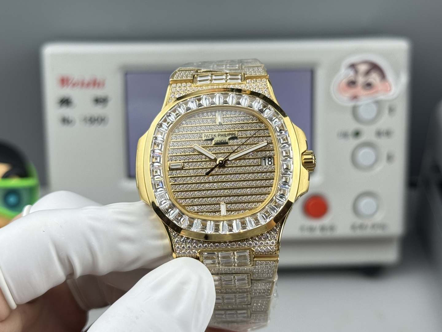 NO:602216,Flat price PDF Factory is coming!  PATEK PHILIPPE Nautilus 5719 series top full diamond watch, size 40mm  The I-shaped bead on the bracelet is inlaid with 803 eight-star and eight-arrow top-grade fire-colored rhinestones and 3 long T-shaped square diamonds. The dial is inlaid with 255 eight-star and eight-arrow top-grade fire-colored rhinestones and 3 long-shaped T-shaped diamond hour markers. PDF Factory invites you to appreciate the ultimate luxury Nautilus, allowing you to wear it to show your kingly style, patek philippe, gold19860909统一价 PDF Factory满天星来袭！ 百达翡丽PATEK PHILIPPE Nautilus 5719系列顶配满钻腕表 尺寸40mmX8.7mm 机芯独家定制26-330一体自动上链机芯,调时不止秒及可动上链轮 整表均采用316L精钢CNC精雕加工后电镀白金,黄金,玫瑰金 表壳镶嵌颗八星八箭顶级火彩水钻,圈口32颗长形T方钻 表链工字珠镶嵌803颗八星八箭顶级火彩水钻及颗长形T方钻 表盘镶嵌255颗八星八箭顶级火彩水钻及3颗长形T钻时标 PDF Factory 邀您共鉴极致奢华的顶配鹦鹉螺,让您佩戴尽显王者风范,,patek philippe,gold,Watch