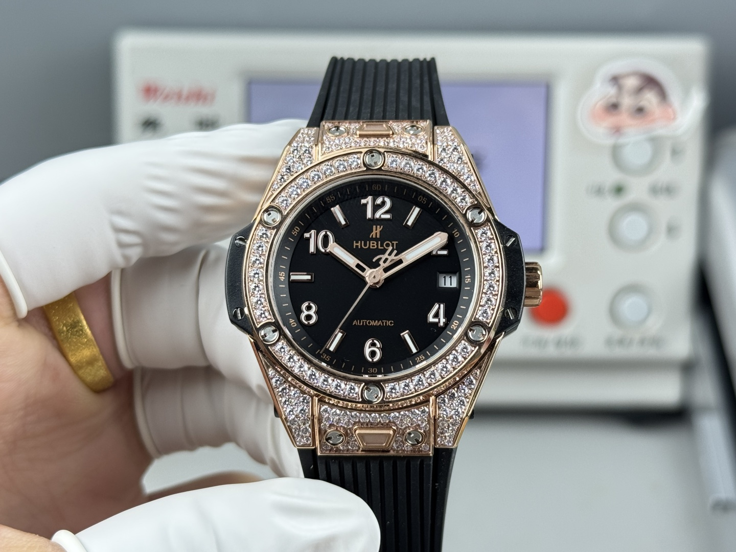 NO:617417,HUBLOT is good at breaking traditional boundaries and harmoniously integrating different materials. The Big Bang 'One-touch' watch combines the essence of timepieces and jewelry, and uses the watch to light up the sense of freedom in fashion styling. The Big Bang 'One-touch' 39mm stainless steel white pavé watch follows the distinctive personality of Hublot's iconic Big Bang watch, showing off its eye-catching style that dares to break the rules. The watch uses a fixed bezel, inlaid with brilliant diamonds, and equipped with  The HUB self-winding movement plays the rhythm of time on the wrist. Pure authenticity – expressing the true self that is fearless and dares to love!  !  !  ,19860909HUBLOT宇舶表擅长打破传统疆界,将不同材质和谐融合于一体,Big Bang“一键式”腕表将时计与珠宝的精髓相融合,以腕表点亮时尚造型的自由感.Big Bang“一键式”39毫米精钢白色密镶腕表沿袭了宇舶表标志性Big Bang腕表的鲜明个性,绽放敢于打破常规的瞩目风采.腕表采用固定表圈,镶嵌颗璀璨美钻,搭载 HUB自动上链机芯,于腕间奏响时间韵律.纯粹本真 – 表达无畏敢爱的真我！！！,,Watch