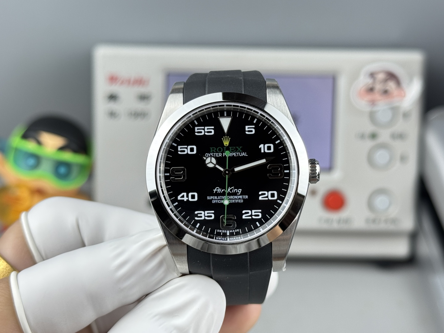 NO:617457,VS Rolex ROLEX, Air King series M116900-0001 series 40mm three-in-one code with NFC proximity card. This Air King, watch code 34Y6Y, watch buckle code, model one M116900 size 40mm  Equipped with the Swiss 3132 all-in-one movement/, (not a low-end version from a small factory, the movement has calendar gears and gaps). Although this is not a new model, it has been made by different factories before, but none of them are particularly good, and some details can even be said to be completely wrong. Out of personal feelings, I specially made this 40mm watch.  Air King, produced by VS factory, must be a high-quality product. Although this one is an aperture plate, the production process is not simple, especially the digital scale on the dial. The shape must be regular, the overall polishing is moderate, and the difficulty of filling with luminous light is included. It includes Rolex’s unique Mercedes-Benz diving pointer. It can be said that  The Air King is an advanced version of the Oyster Perpetual. But it is not as ostentatious as the Submariner. It is low-key and restrained. It is a watch with very good playability. The watch code is 34Y6Y, the watch buckle code is R3L, three codes in one customized American version, with NFC, the simulation is self-evident. A comparison of the real and fake will be released later for players to appreciate. Recommend men's mechanical watches, rolex19860909VS 劳力士 ROLEX ,空中霸王系列M116900-0001系列 40mm 三码合一附带NFC感应卡 本次空中霸王,腕表编码34Y6Y,腕表表扣编码, 型号一M116900尺寸40mm 搭载瑞士3132一体机机芯/,（非小厂低版本,机芯有日历档位,有空档）虽然这款并不是新款,在这之前也有不同工厂制作,但是都没有特别好的,甚至有部分细节可以说完全不对版.出于个人情怀,所以特别制作了这枚40mm 空中霸王,VS厂出品,必属精品,这款虽然是光圈板带,但是制作工艺也并不简单,特别是表盘上的数字刻度,形状要规整,整体打磨适中,以及填充夜光的难度.包括劳力士独有的奔驰潜水指针.可以说 空中霸王是蚝式恒动的进阶版.但是又没有水鬼的张扬.低调且内敛.是可玩性非常不错的一枚腕表.腕表编码,34Y6Y,腕表表扣编码,R3L,三码合一定制美版,附带NFC,仿真度不言而喻.随后也会放出真假对比供玩家鉴赏.精致推荐男士机械腕表,,rolex,Watch