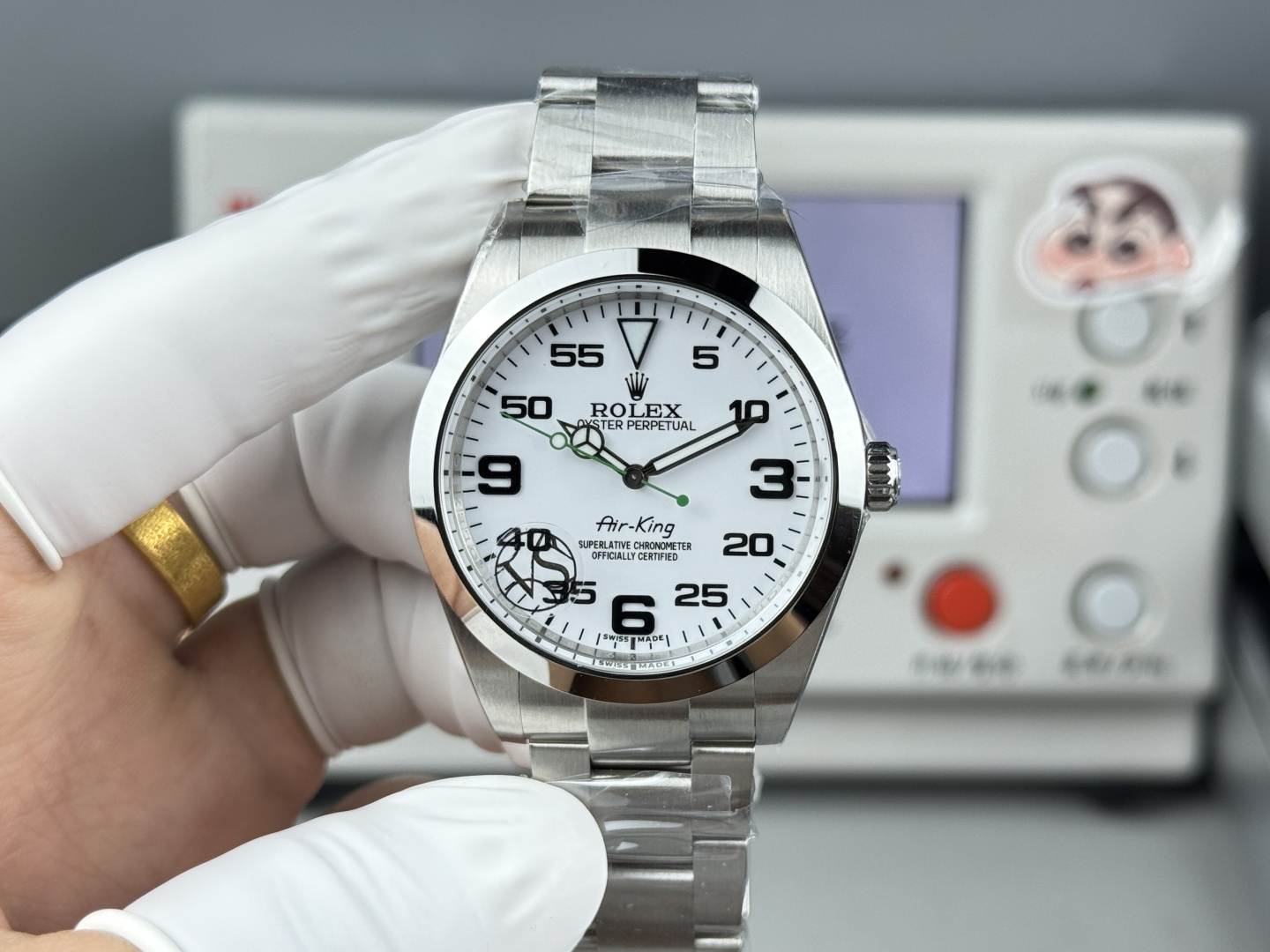 NO:617466,VS Rolex ROLEX, Air King series M116900-0001 series 40mm three-in-one code with NFC proximity card. This Air King, watch code 34Y6Y, watch buckle code, model one M116900 size 40mm  Equipped with the Swiss 3132 all-in-one movement/, (not a low-end version from a small factory, the movement has calendar gears and gaps). Although this is not a new model, it has been made by different factories before, but none of them are particularly good, and some details can even be said to be completely wrong. Out of personal feelings, I specially made this 40mm watch.  Air King, produced by VS factory, must be a high-quality product. Although this one is an aperture plate, the production process is not simple, especially the digital scale on the dial. The shape must be regular, the overall polishing is moderate, and the difficulty of filling with luminous light is included. It includes Rolex’s unique Mercedes-Benz diving pointer. It can be said that  The Air King is an advanced version of the Oyster Perpetual. But it is not as ostentatious as the Submariner. It is low-key and restrained. It is a watch with very good playability. The watch code is 34Y6Y, the watch buckle code is R3L, three codes in one customized American version, with NFC, the simulation is self-evident. A comparison of the real and fake will be released later for players to appreciate. Recommend men's mechanical watches, rolex19860909VS 劳力士 ROLEX ,空中霸王系列M116900-0001系列 40mm 三码合一附带NFC感应卡 本次空中霸王,腕表编码34Y6Y,腕表表扣编码, 型号一M116900尺寸40mm 搭载瑞士3132一体机机芯/,（非小厂低版本,机芯有日历档位,有空档）虽然这款并不是新款,在这之前也有不同工厂制作,但是都没有特别好的,甚至有部分细节可以说完全不对版.出于个人情怀,所以特别制作了这枚40mm 空中霸王,VS厂出品,必属精品,这款虽然是光圈板带,但是制作工艺也并不简单,特别是表盘上的数字刻度,形状要规整,整体打磨适中,以及填充夜光的难度.包括劳力士独有的奔驰潜水指针.可以说 空中霸王是蚝式恒动的进阶版.但是又没有水鬼的张扬.低调且内敛.是可玩性非常不错的一枚腕表.腕表编码,34Y6Y,腕表表扣编码,R3L,三码合一定制美版,附带NFC,仿真度不言而喻.随后也会放出真假对比供玩家鉴赏.精致推荐男士机械腕表,,rolex,Watch