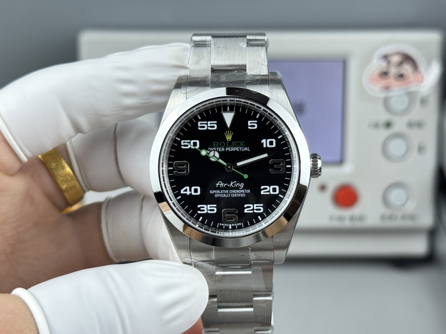 NO:619448,V S Rolex ROLEX, Air King series M116900-0001 series 40mm three-in-one code with NFC proximity card, this time Air King, watch code 34Y6Y, watch buckle code, model one M116900 size 40mm  It is equipped with Swiss 3132 all-in-one movement, (not a low-end version from a small factory, the movement has a calendar gear). It was also made by different factories before. Some details can be said to be completely wrong, so this 40mm watch was specially made.  Air King, produced by VS factory, must be a high-quality product. Although this is an aperture plate, the production process is not simple, especially the digital scale on the dial. The shape must be regular, the overall polishing is moderate, and the difficulty of filling in luminous. Including Rolex’s unique Mercedes-Benz diving pointer, the Air King is an advanced version of the Oyster Perpetual, watch code, 34Y6Y, watch  Buckle code, R3L, three codes in one customized American version, comes with NFC, the simulation is self-evident. Recommended for exquisite men's mechanical watches,,,rolex19860909V S 劳力士 ROLEX ,空中霸王系列M116900-0001系列 40mm 三码合一附带NFC感应卡, 本次空中霸王,腕表 编码34Y6Y,腕表 表扣编码, 型号一M116900尺寸40mm 搭载瑞士3132一体机机芯,（非小厂低版本,机芯有日历档位）在这之前也有不同工厂制作,有部分细节可以说完全不对版,所以特别制作了这枚40mm 空中霸王,VS厂出品,必属精品,这款虽然是光圈板带,但是制作工艺也并不简单,特别是表盘上的数字刻度,形状要规整,整体打磨适中,以及填充夜光的难度.包括劳力士独有的奔驰潜水指针,空中霸王是蚝式恒动的进阶版,腕表 编码,34Y6Y,腕表 表扣编码,R3L,三码合一定制美版,附带NFC,仿真度不言而喻.精致推荐男士机械腕表,,,rolex,Watch