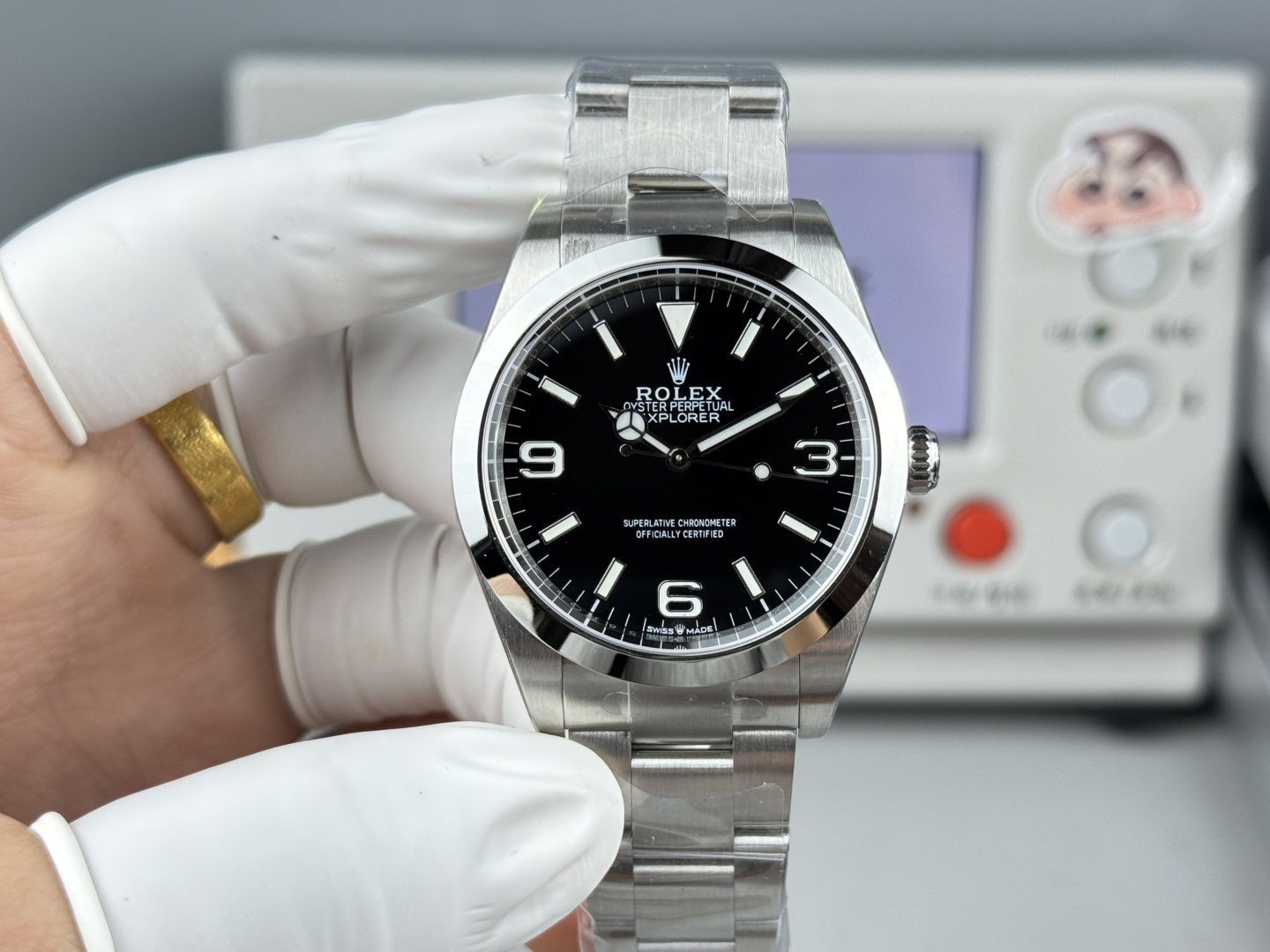 NO:617470,VS Rolex ROLEX, Explorer series 1 214270, 39mm three-in-one code with NFC proximity card. This Explorer, watch code 34Y6Y, watch buckle code, R3L. Model 1 214270, size 39mm, equipped with 3132 all-in-one movement/, (not a small factory low version, the movement has calendar gears and gaps) The picture is labeled incorrectly  Although this model is not a new model, it has been made by different factories before, but none of them are particularly good, and some details can even be said to be completely wrong. Out of personal feelings, I specially made this 39mm Explorer. Produced by VS factory, it must be a high-quality product. Although this is an aperture plate, the production process is not simple, especially the digital scale on the dial.  The Explorer is an advanced version of the Oyster Perpetual. But it is not as ostentatious as the Submariner. It is low-key and restrained. It is a watch with very good playability. The watch code is 34Y6Y, the watch buckle code is R3L, three codes in one customized American version, and comes with NFC. The degree of simulation is self-evident. A comparison of the real and fake ones will be released later for players to appreciate, rolex19860909VS 劳力士 ROLEX ,探险家系列 一214270,39mm 三码合一附带NFC感应卡 本次探险家,腕表编码34Y6Y,腕表表扣编码, R3L.型号一214270 尺寸39mm 搭载3132一体机机芯机芯/,（非小厂低版本,机芯有日历档位,有空档）图片贴标错误 虽然这款并不是新款,在这之前也有不同工厂制作,但是都没有特别好的,甚至有部分细节可以说完全不对版.出于个人情怀,所以特别制作了这枚39mm 探险家.VS厂出品,必属精品,这款虽然是光圈板带,但是制作工艺也并不简单,特别是表盘上的数字刻度,形状要规整,整体打磨适中,以及填充夜光的难度.包括劳力士独有的奔驰潜水指针.可以说 探险家是蚝式恒动的进阶版.但是又没有水鬼的张扬.低调且内敛.是可玩性非常不错的一枚腕表.腕表编码,34Y6Y,腕表表扣编码,R3L,三码合一定制美版,附带NFC,仿真度不言而喻.随后也会放出真假对比供玩家鉴赏,,rolex,Watch