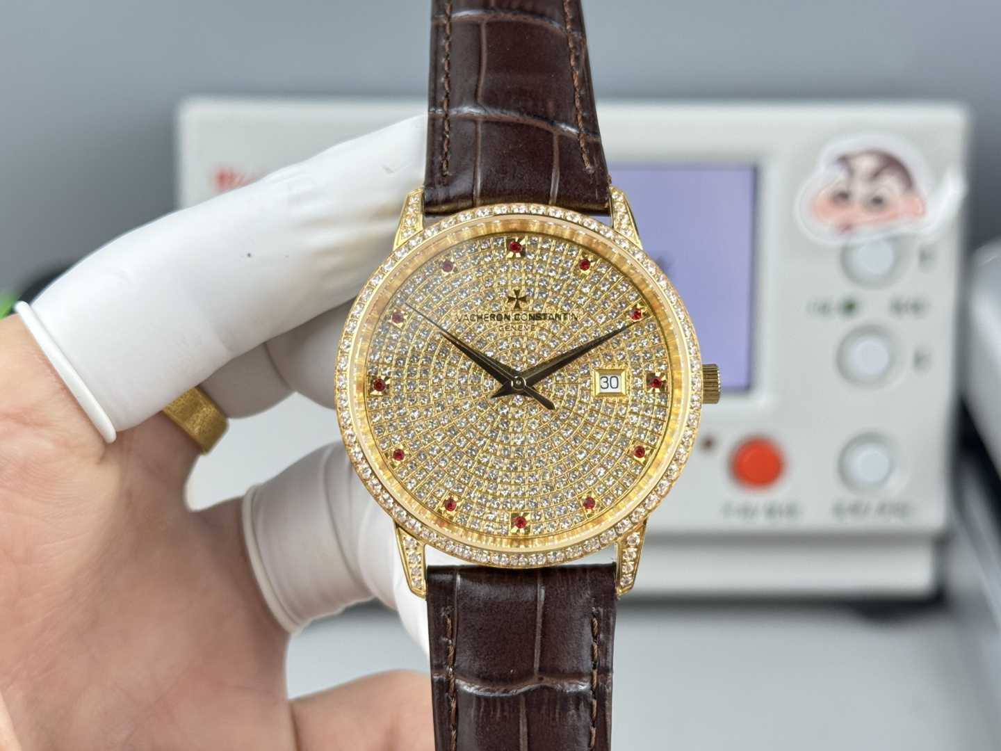 NO:619456,Recommended New Products Vacheron Constantin Heritage Series 84100U/00R-B  Gentleman, [Case] The size of the 40m/9m (matching the original) perfectly round watch case, with micro-isolated lug design, making it more suitable for the wearer's wrist. Each finished case case needs to undergo strict quality and quantity control by MKS to restore the unique texture of the original. [Movement] 2824 modified Vacheron Constantin self-produced movement. MKS watchmaker's precision  Artificial decoration, precision and density reaching the observatory level. The automatic rotor is also plated with 18k patterned precious gold, which maximizes the original exquisite craftsmanship. [Mirror] The front and rear sapphire glass mirrors are treated with anti-glare halo coating. [Strap] Double-layer Italian calfskin, with Maltese cross-pin buckle. MKS pursues perfection,,,cowhide19860909推荐 新品 江诗丹传顿承系列84100U/00R-B 男人绅士,【表壳】尺寸40m/9m（吻合原装）完美圆形表的壳,搭微配孤式表耳设计,使之更加贴合佩者戴的手腕.每一个品成壳套,都经需过MKS严格质的量把控,方能原还正品独特的质感【机芯】2824改诗江丹顿自产机芯.MKS制师表精工装饰,精准密达度到天文台级别.自动摆坨更镀是有18k纹贵金,最大限度呈现原精装湛的艺工水平.【表镜】前后两片蓝石宝玻璃镜面,均有防眩镀晕膜处理.【表带】双层大意利小牛皮,搭配马耳他十针字扣.MKS追完求美,,,cowhide,Watch