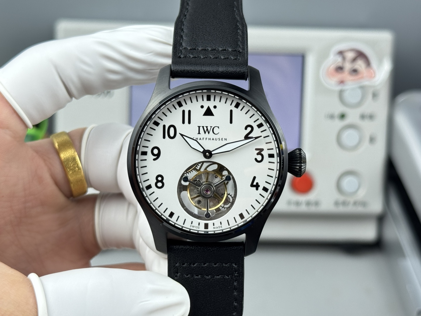 NO:617431,New IWC Pilot’s Watch Tourbillon  The pursuit of innovative craftsmanship and original technology has always been the inexhaustible driving force for the development of IWC watchmaking. Since the advent of the First Pilot's Watch in 1936, IWC has been inseparable from aviation. During this period, the brand has produced many classic pilot watches, with a tough style and exquisite precision.  Accurate performance and unique design make this series among the outstanding pilot watches. In 2019, the IWC pilot series started its route again, launching a new 43MM size manual winding tourbillon mechanical watch, reproducing the unique design and classic unique charm of the classic watch of the year.  The hollow suspended tourbillon rotates at 6 o'clock, the vibration frequency is 28800 oscillations per hour, and the energy storage power is up to 48 hours.,,iwc19860909新款IWC万国飞行员陀飞轮腕表 追求创新工艺和独创技术,一直是万国制表发展的不竭动力.自1936年的第一行员腕表问世以来,万国就已然开始了与航空飞行的不解之缘.其间,品牌制造了很多堪称经典之作的飞行员腕表,大气的硬朗范儿,精准的性能与独一无二的设计使得这个系列走在了优秀飞行员腕表之列.年,万国飞行员系列再度开始了它的航线,推出了全新43MM尺寸手动上链陀飞轮机械腕表,再现当年经典表款的别具一格设计与经典独特的魅力. 6点位镂空悬浮陀飞轮°旋转,振频28800每小时振荡次数,储能动力长达48小时.,,iwc,Watch