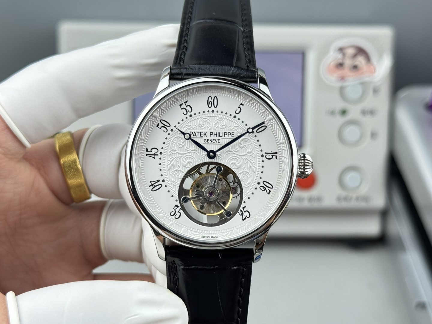 NO:617427,RMS new tourbillon (Patek  Philie) is a famous Swiss watch brand that started in 1839. For more than a century, it has always believed in the philosophy of fine products and adhered to the production principles of focusing on quality over weight, fine workmanship and slow work. It has only one purpose, that is, the pursuit of perfection. It pursues limited production, with an annual output of only 50,000 pieces. For more than a century and a half, it has produced more than 100 watches.  The watches are extremely limited and are only sold in the world's top famous stores. It has multiple patents and has always been in a leading position in tourbillon technology. Its watches are all hand-refined in the original factory, adhering to the excellent tradition of quality, beauty, and reliability. With its strong sense of quality, exquisite craftsmanship, and continuous innovation, it has created a watch brand that is highly respected around the world.  Size 43mm, original lantern clasp, 6 o'clock hollow suspended tourbillon rotation, vibration frequency 28800 oscillations per hour, energy storage power up to 48 hours.19860909RMS新款陀飞轮 (Patek Philie),是一家始于1839年的瑞士著名钟表品牌,逾百年来,一直信奉精品哲学,遵守重质不重量、细工慢活的生产原则.主旨只有一个,即追求完美.它奉行限量生产,每年的产量只有5万只.在长达一个半多世纪中,出品的表数极为有限,且只在世界顶级名店发售.拥有多项专利,在陀飞轮技术上一直处于领先地位,其手表均在原厂采用手工精制,坚持品质、美丽、可靠的优秀传统,以其强烈的精品意识、精湛的工艺、源源不断的创新缔造了举世推崇的钟表品牌. 尺寸43mm 原装灯笼表扣 6点位镂空悬浮陀飞轮°旋转,振频28800每小时振荡次数,储能动力长达48小时.,,Watch