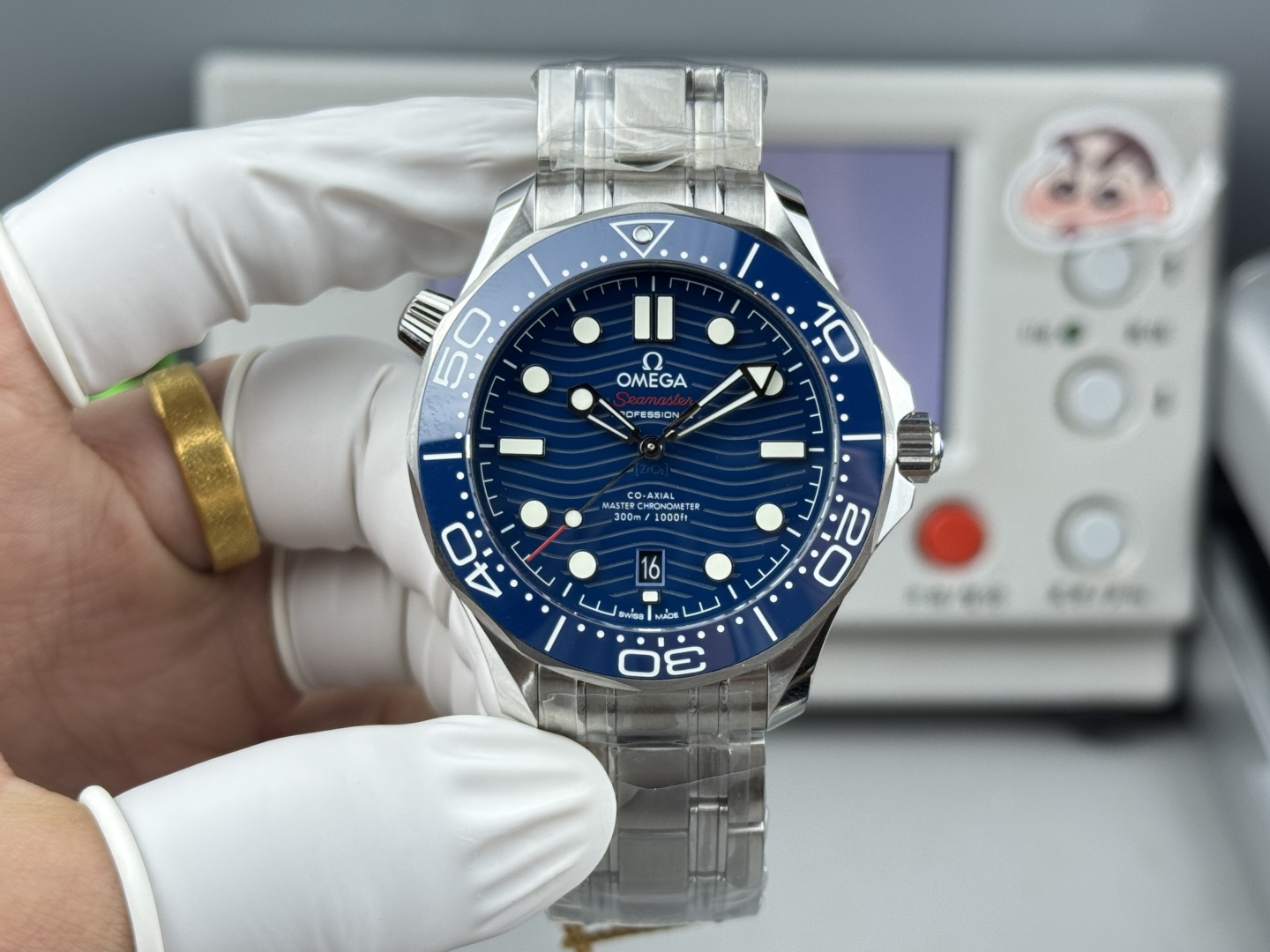 NO:617447,OR-Factoy will open a chapter in the legend of re-engraving. This cutting-edge and stylish Omega Seamaster series watch is made of imported 316L stainless steel. The bezel is made of Korean high-density ceramics and decorated with white enamel diving scales. The dial is also made of polished ceramics and decorated with laser-engraved ripple patterns. The 42mm case is delicately brushed.  The steel strap is hand-polished grain by grain, and is the first on the market to be consistent with the original. The back of the steel strap is chamfered and can be interchanged with the original. The fluororubber strap feels smooth and thick, and the raw ear can be used with the steel strap. The sapphire glass mirror is produced by the Werner method (also known as the flame melting method). Its Mohs hardness level is 9, while ensuring excellent permeability at all times. It is equipped with an exclusively developed and customized replica integrated movement. After months of testing, the quality is stable.  It has gone through ups and downs and is not easy to make. I would like to express my love to you. OR,,omega19860909OR-Factoy将开启复刻传奇的篇章. 这一前沿风尚的欧米茄海马米系列腕表,采用进口316L精钢打造而成,表圈采用韩国高密度陶瓷,饰以白色珐琅潜水刻度.表盘亦以抛光陶瓷制成,饰以激光镌刻波纹图案.42mm表壳拉丝细腻. 钢带逐粒手工打磨,市面首家做到同原装一致钢带背面有倒角并且可以与原装互换,氟橡胶表带手感顺滑厚重,生耳可与钢带通用. 蓝宝石玻璃表镜采用维尔纳法（又称焰熔法）生产.其莫氏硬度等级为9级,同时确保在任何时候都具有卓越的通透性. 搭载独家研发定制复刻一体机芯,经数月测试,质量稳定. 历经坎坷,制成不易,谨献爱表人. OR,,omega,Watch