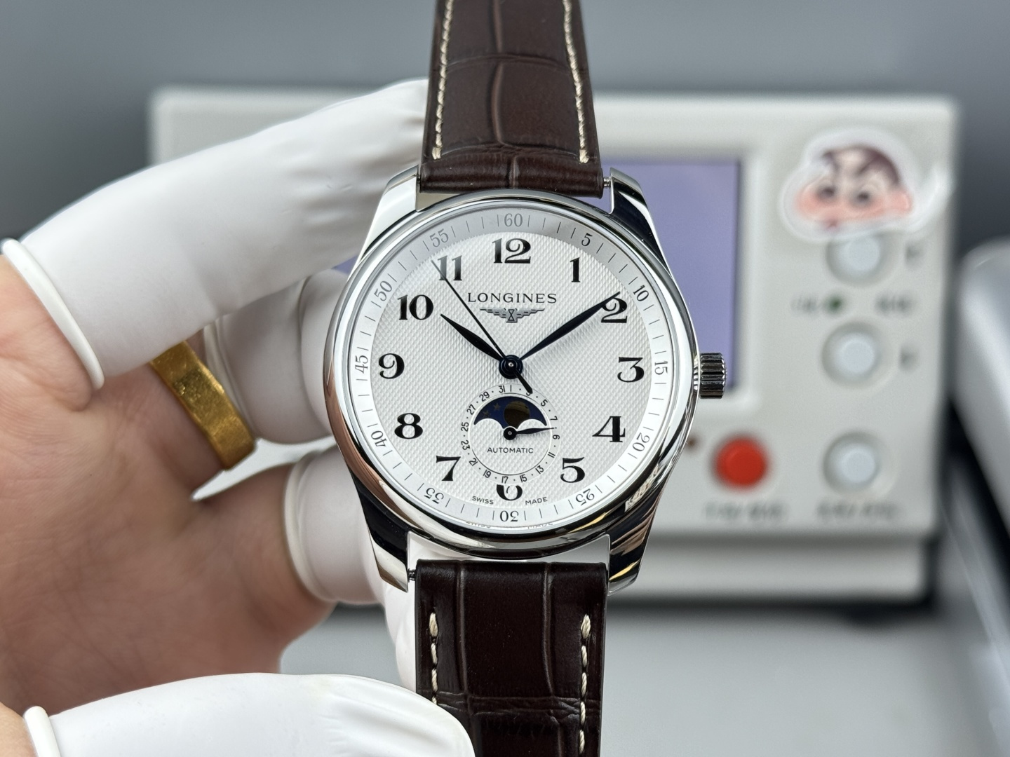 NO:617452,GF Longines Master Series Moon Phase 40mm watch is equipped with a replica L899.5 integrated movement. 'The only one in the two major markets' the only matching automatic top bearing (note that this bearing is not a patch, please do not dismantle it without special tools for Longines movement)!  The only mirror effect moon phase disc, perfectly restored to the original!  (It is recommended to compare with other factories by yourself) Focus on conscience and good quality. ——G Factory,,longines19860909GF 浪琴名匠系列月相40mm腕表,搭载复刻L899.5一体机芯. 『两大市场唯一』 唯一对版自动陀真轴承（注意此轴承并非贴片,没有浪琴机芯专用工具请不要乱拆）！ 唯一镜面效果月相盘,完美还原原装！（建议自行对比其他厂） 专注良心好品质.  ——G Factory,,longines,Watch